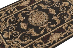 Rug & Kilim è un tappeto a trama piatta in stile Aubusson di colore marrone con motivi floreali e medaglioni.