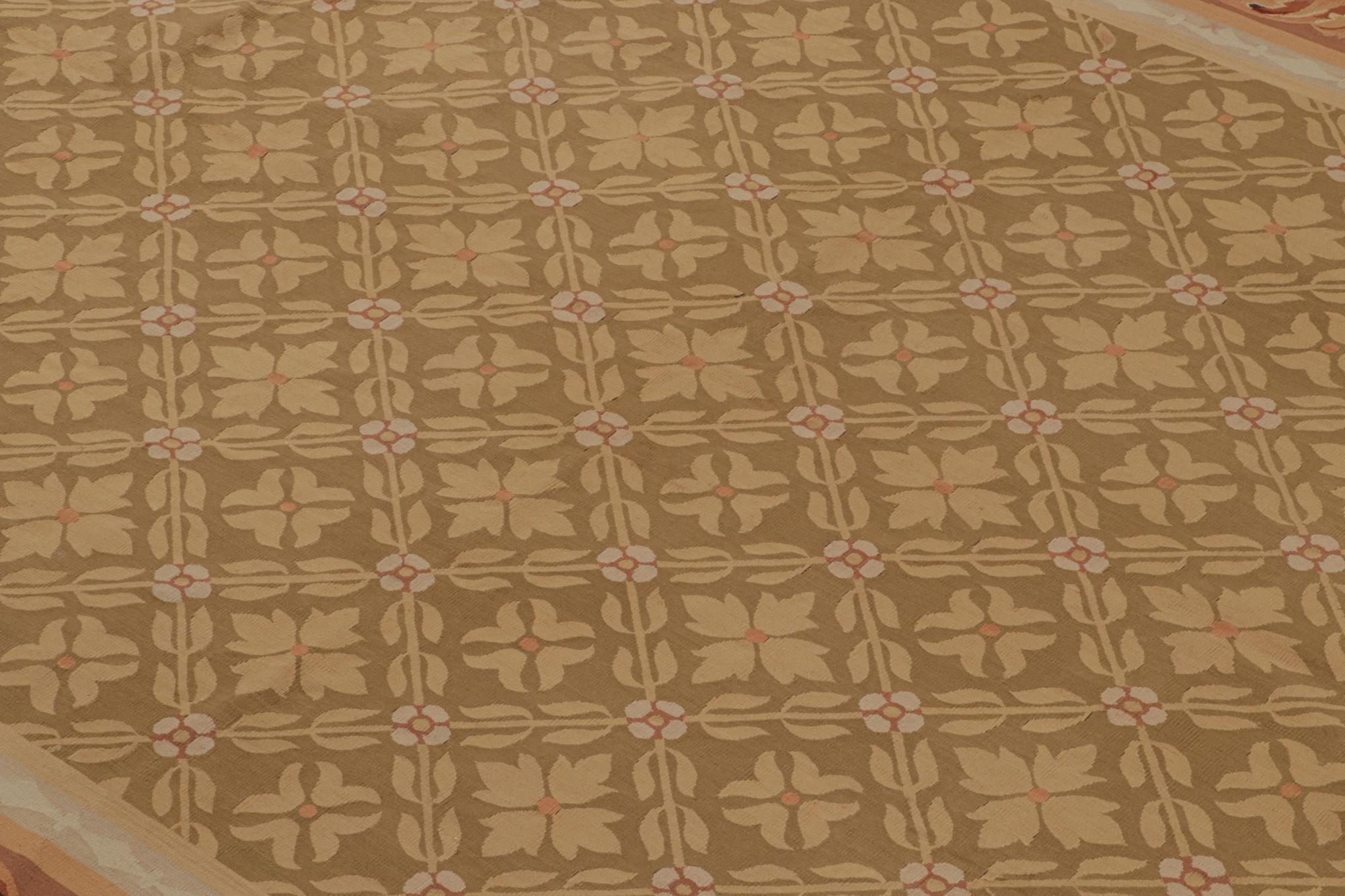 Noué à la main Tapis & Kilim's Aubusson Style Flatweave in with Beige-Brown Floral Motif floral en vente