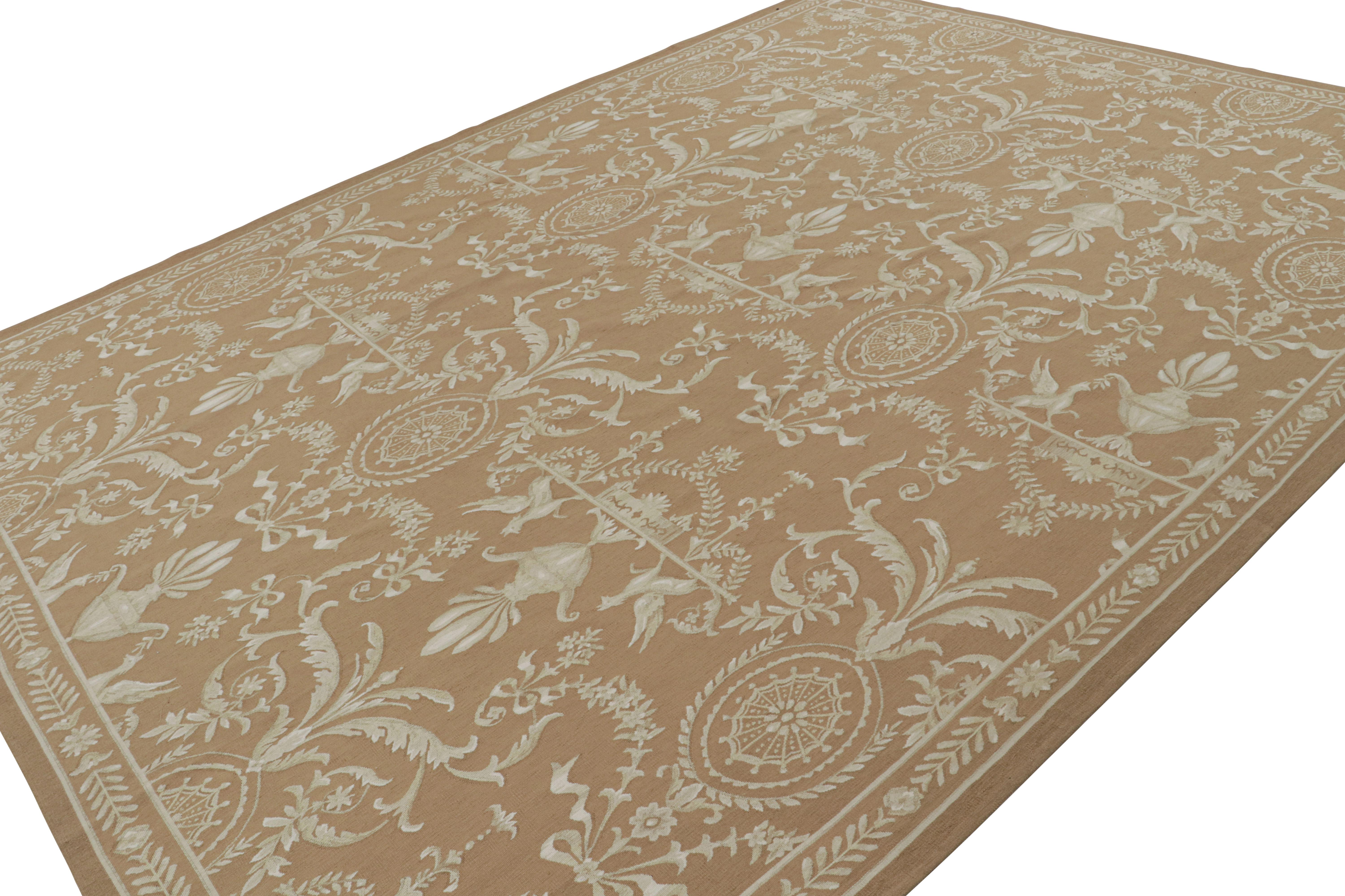 Tissé à la main en laine, ce tapis d'Aubusson 9x12 en tissage plat beige et marron présente un éventail de motifs allant des vases aux griffons, une créature mythologique que l'on retrouve dans des pièces rares et grandioses telles que celles qui