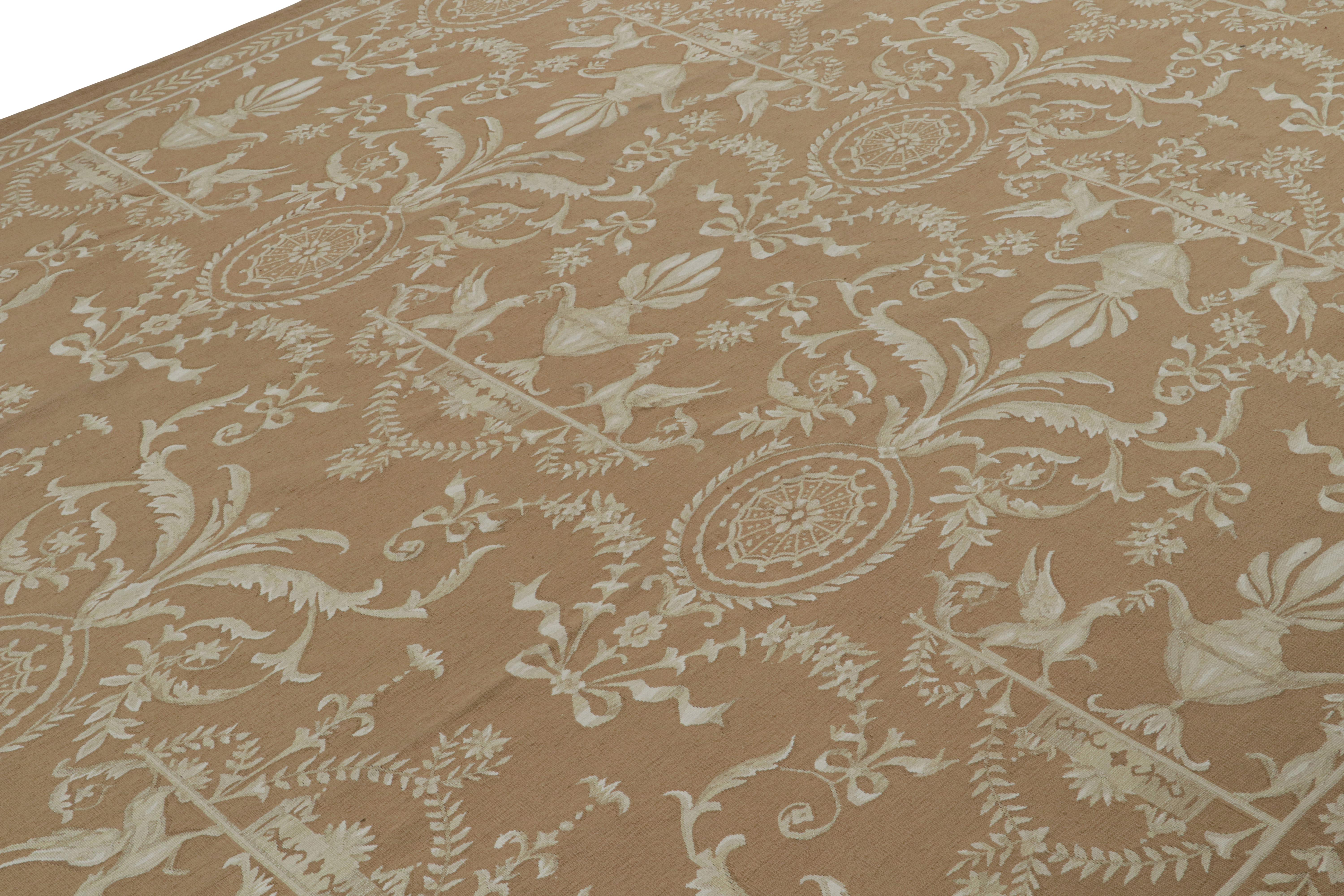 Rug & Kilim's Flachgewebe-Teppich im Aubusson-Stil in Brown mit beigefarbenen Blumenmustern (Chinesisch) im Angebot