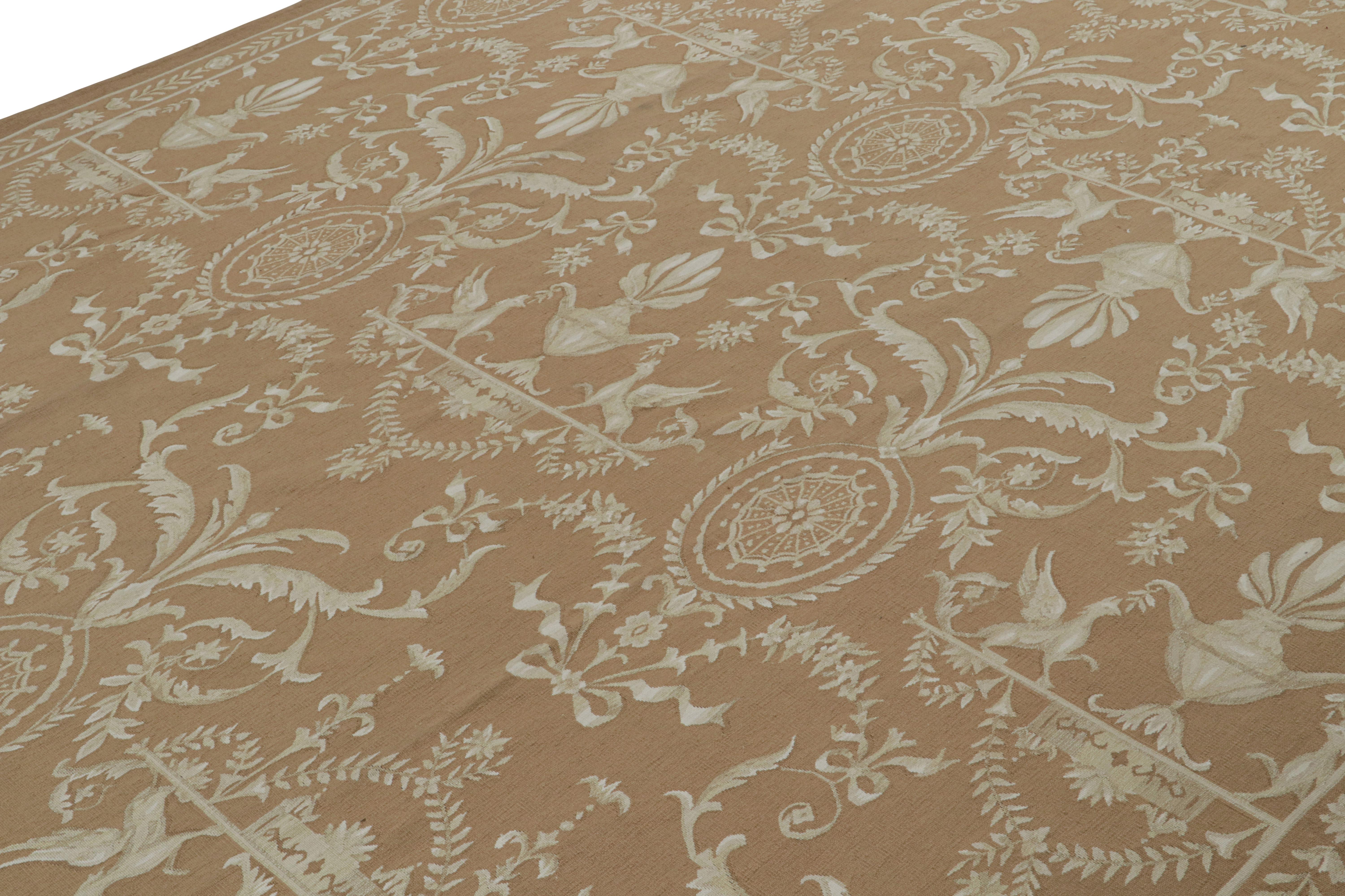 Chinois Rug & Kilim's Aubusson Style Flatweave Rug in Brown with Beige Floral Patterns (tapis tissé plat de style Aubusson en brun avec des motifs floraux en beige) en vente