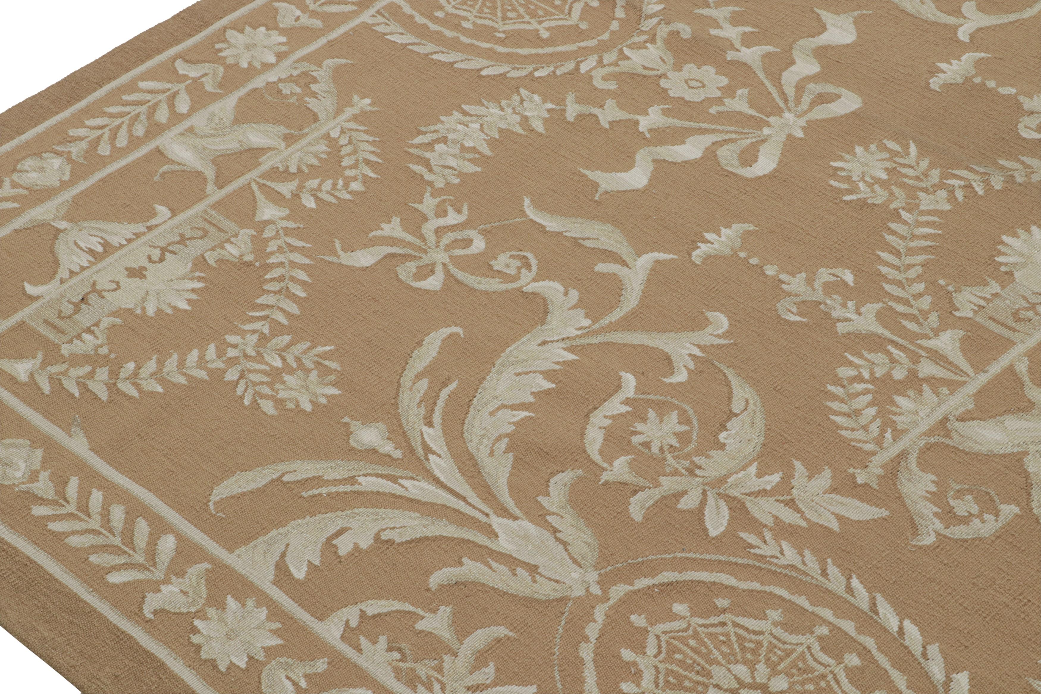 Tissé à la main Rug & Kilim's Aubusson Style Flatweave Rug in Brown with Beige Floral Patterns (tapis tissé plat de style Aubusson en brun avec des motifs floraux en beige) en vente