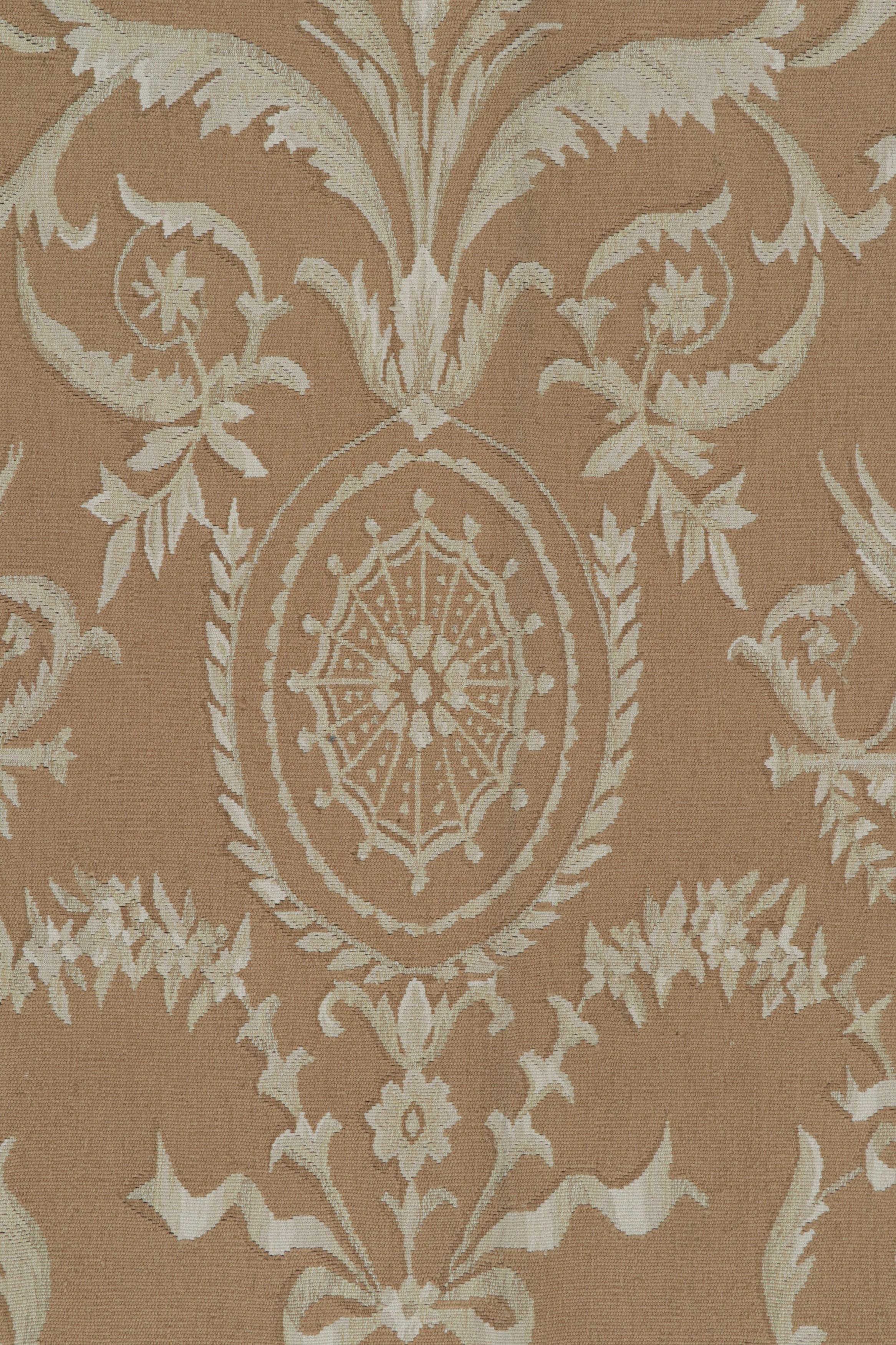 Rug & Kilim's Flachgewebe-Teppich im Aubusson-Stil in Brown mit beigefarbenen Blumenmustern im Zustand „Neu“ im Angebot in Long Island City, NY