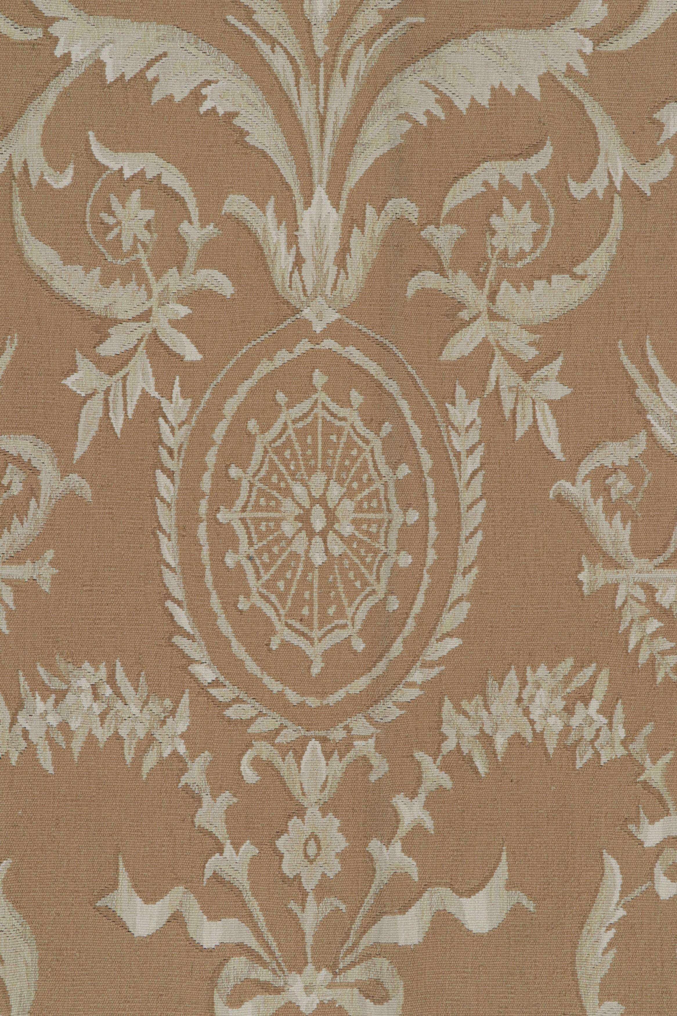 Rug & Kilim's Aubusson Style Flatweave Rug in Brown with Beige Floral Patterns (tapis tissé plat de style Aubusson en brun avec des motifs floraux en beige) Neuf - En vente à Long Island City, NY