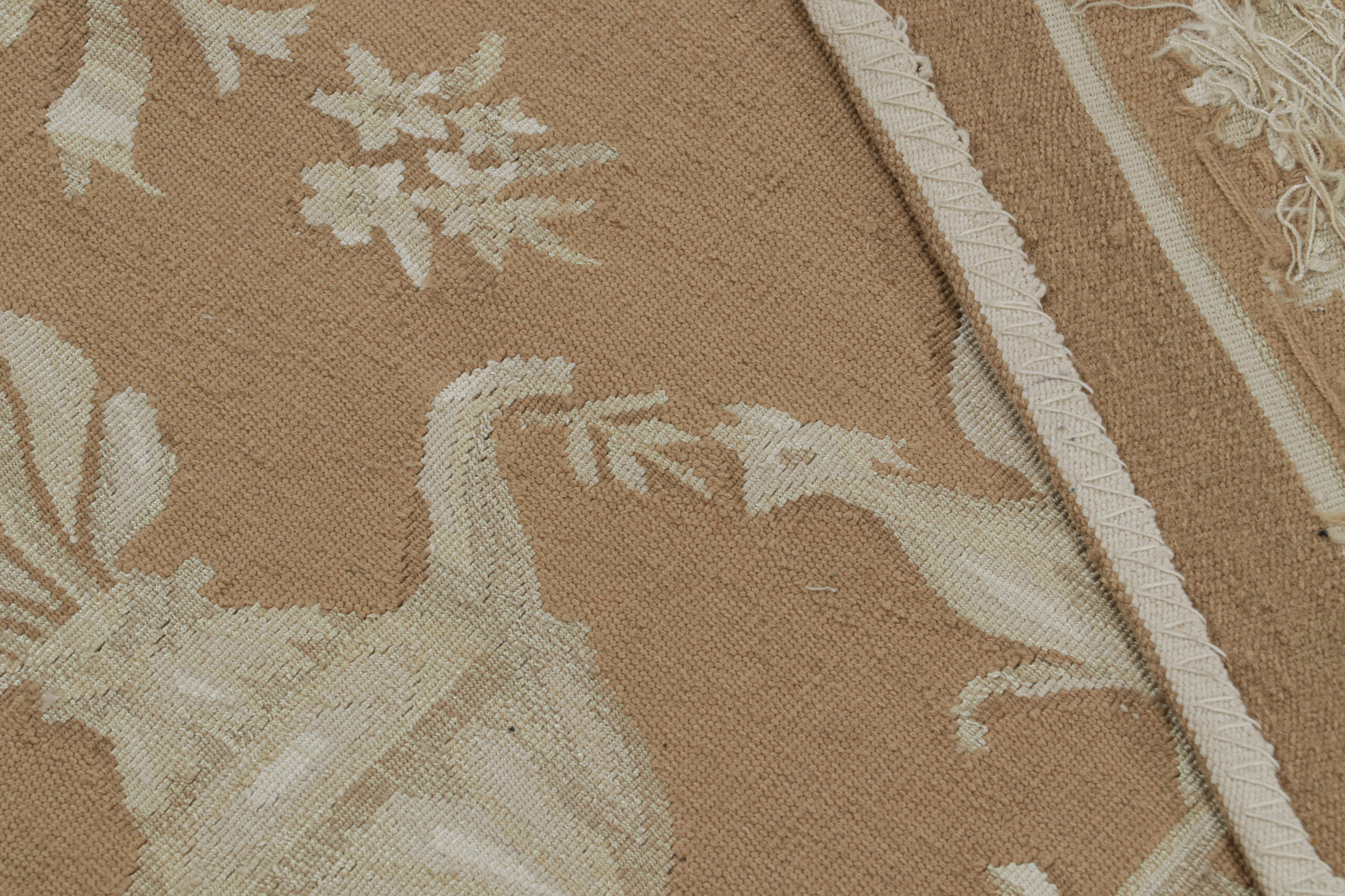 XXIe siècle et contemporain Rug & Kilim's Aubusson Style Flatweave Rug in Brown with Beige Floral Patterns (tapis tissé plat de style Aubusson en brun avec des motifs floraux en beige) en vente