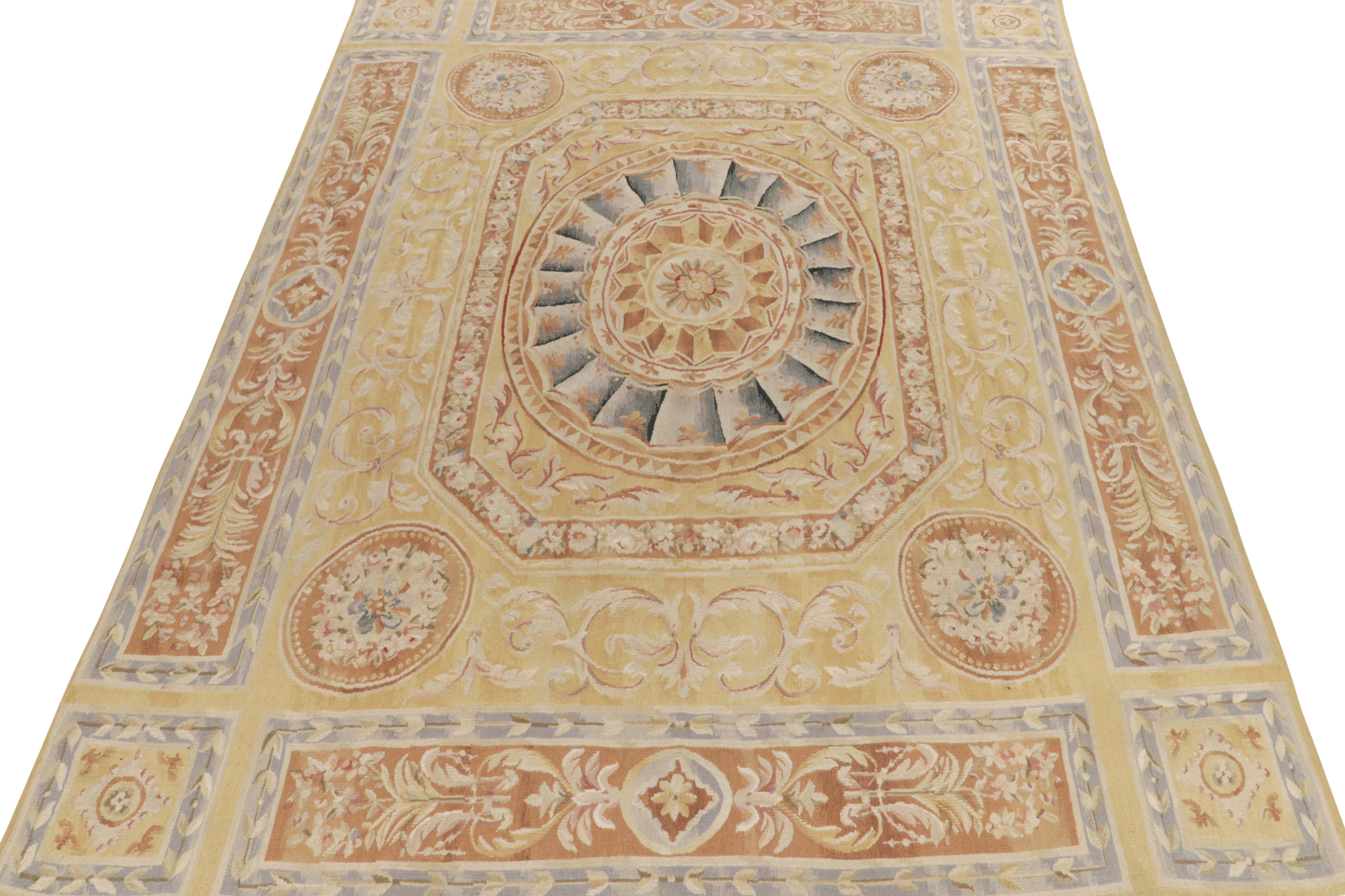 Esta alfombra kilim de 9x12 de nuestra selección europea es una versión contemporánea de los antiguos tejidos planos de Aubusson del siglo XVIII. Tejidos a mano en lana de alta calidad, los reconfortantes tonos beige-marrón cremoso, dorado, azul
