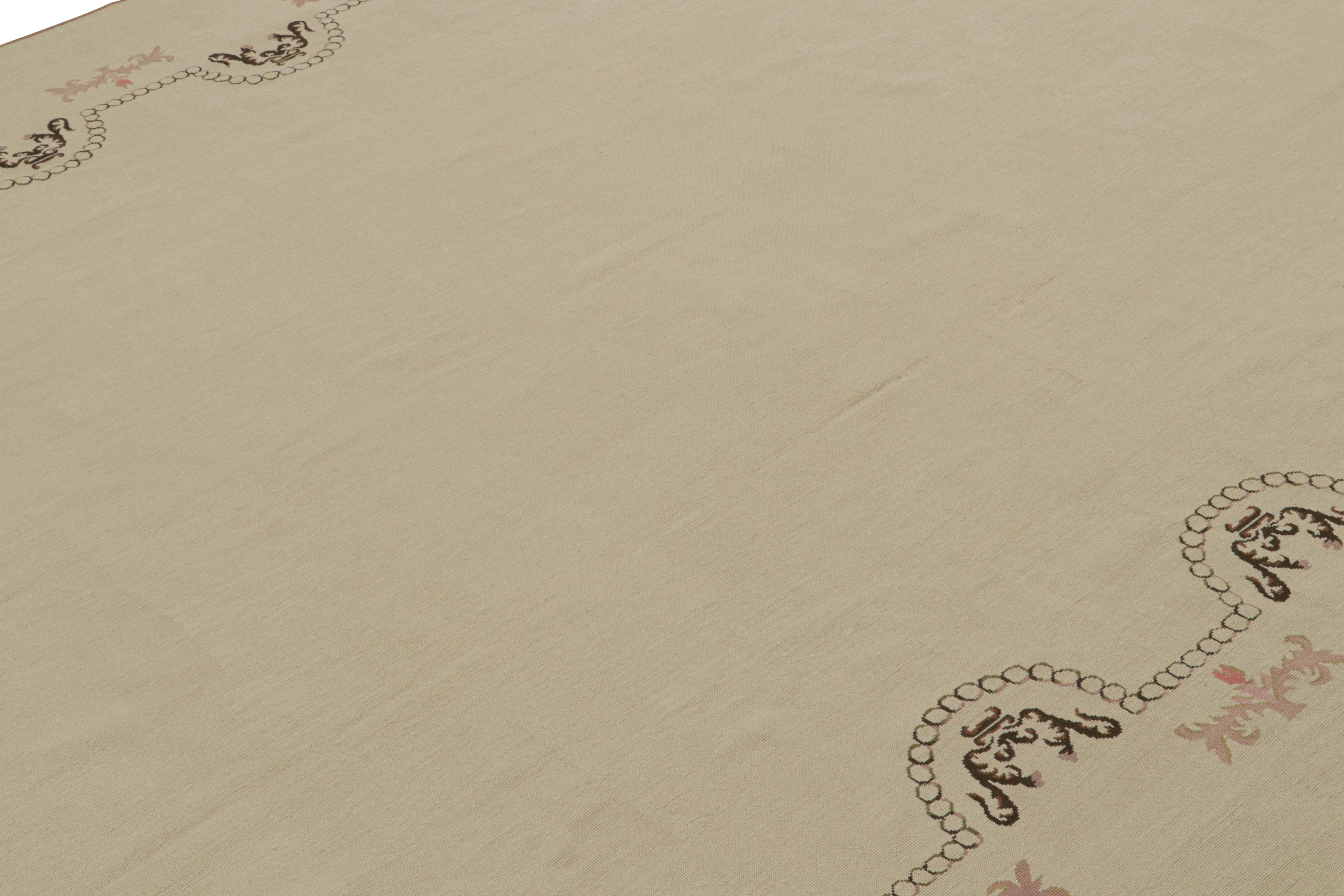 Rug & Kilim's Flachgewebe im Aubusson-Stil mit offenem Feld und floralem Muster (Chinesisch) im Angebot