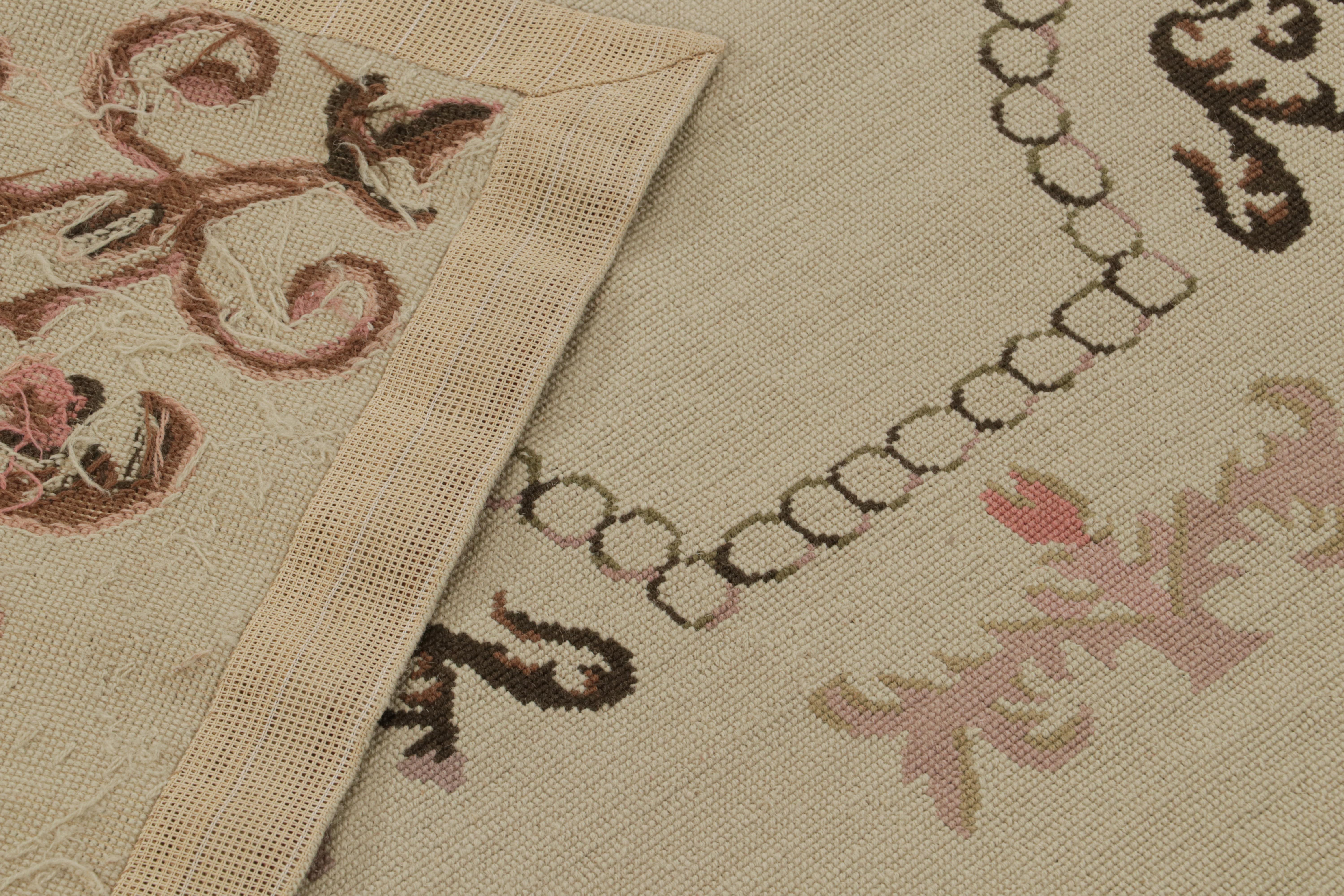 Rug & Kilim's Flachgewebe im Aubusson-Stil mit offenem Feld und floralem Muster (21. Jahrhundert und zeitgenössisch) im Angebot