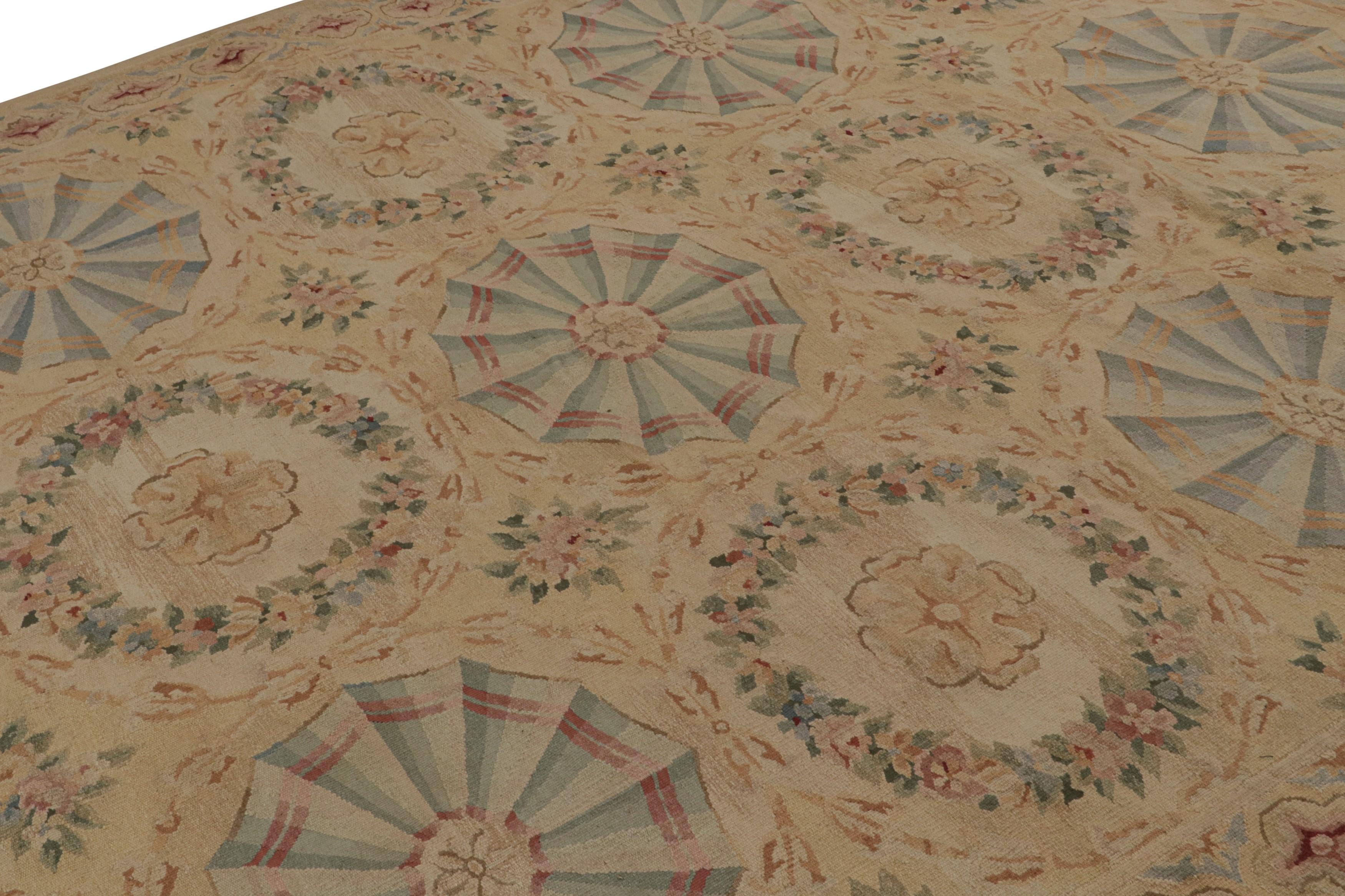 Chinois Rug & Kilim's Aubusson Style Flatweave Rug with Floral Patterns and Medallions (tapis tissé plat de style Aubusson avec des motifs floraux et des médaillons) en vente