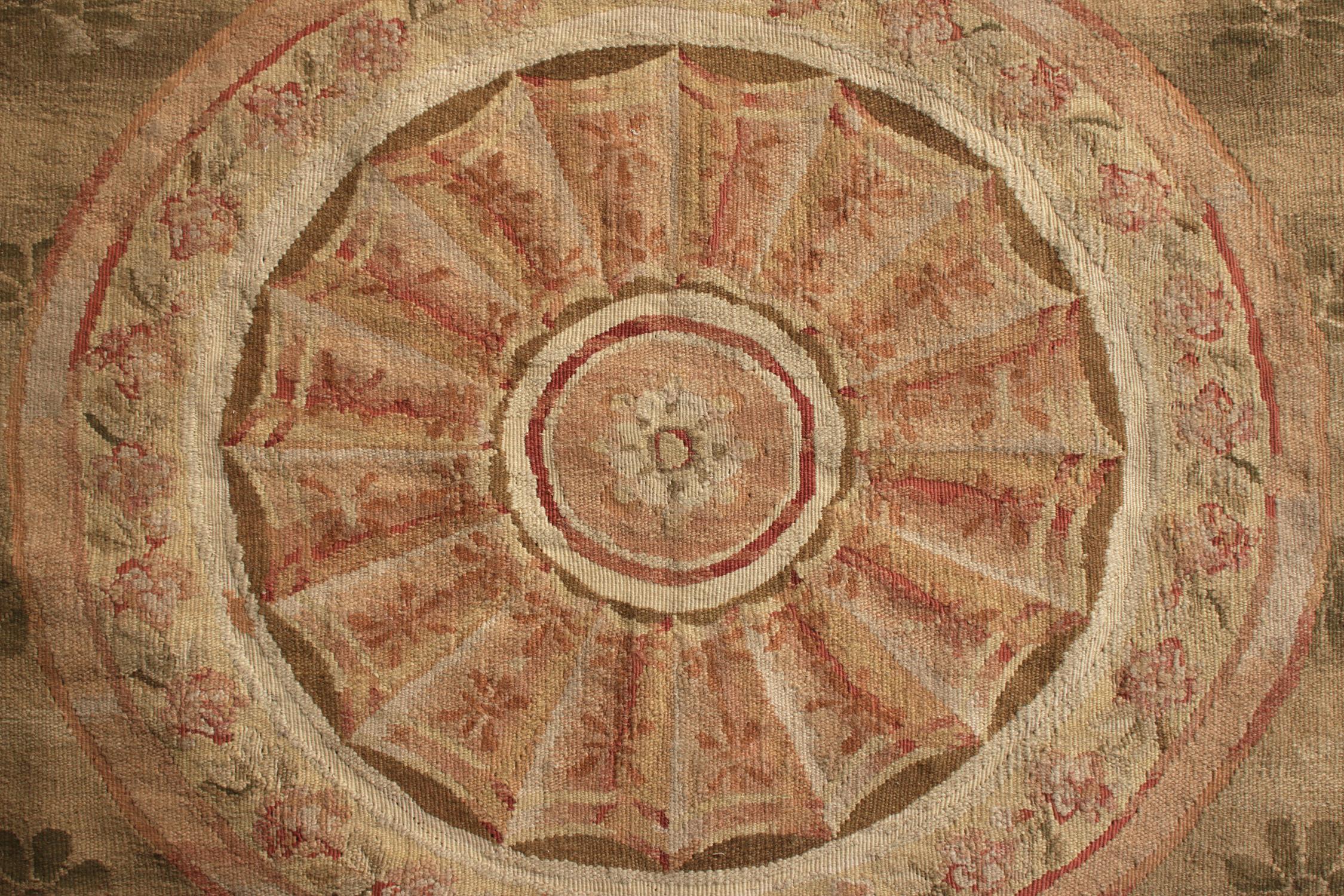 Annodato a mano Rug & Kilim - Tappeto floreale in stile Aubusson Kilim beige, marrone e rosa in vendita