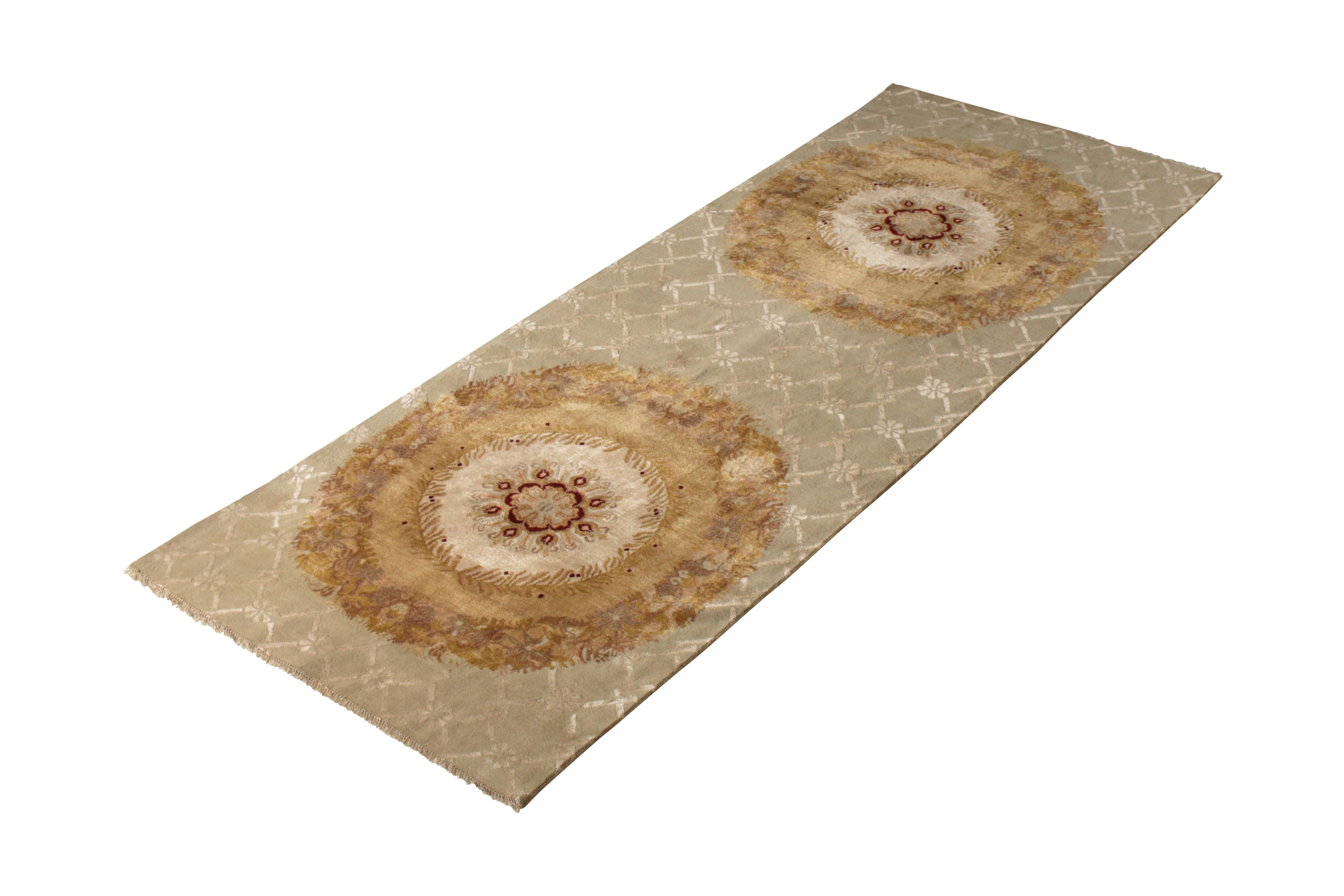 Annodato a mano con la nostra miscela di lana e seta, questo tappeto 5 x 12 con motivo a medaglione fa parte della Collezione Europea di Rug & Kilim, ispirata a uno degli stili di tappeti Aubusson più ricercati del XVIII secolo, con un sofisticato