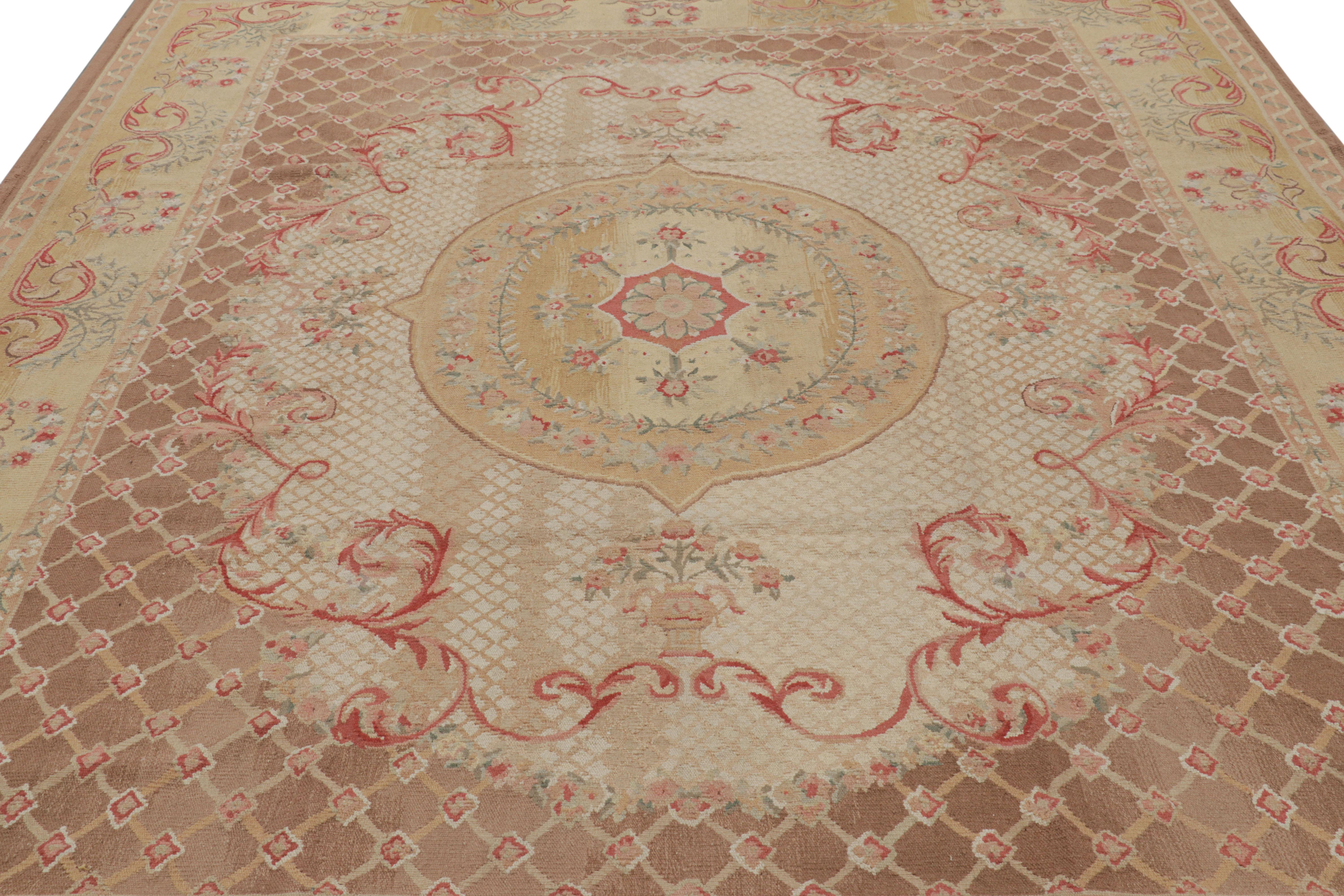 Tissé à la main en laine, ce tapis contemporain 9x14 est une nouveauté de la collection de tapis européens de Rug & Kilim - l'une de ses premières œuvres, inspirée par les tapis et tapisseries antiques d'Aubusson. 

Sur le Design : 

Les admirateurs