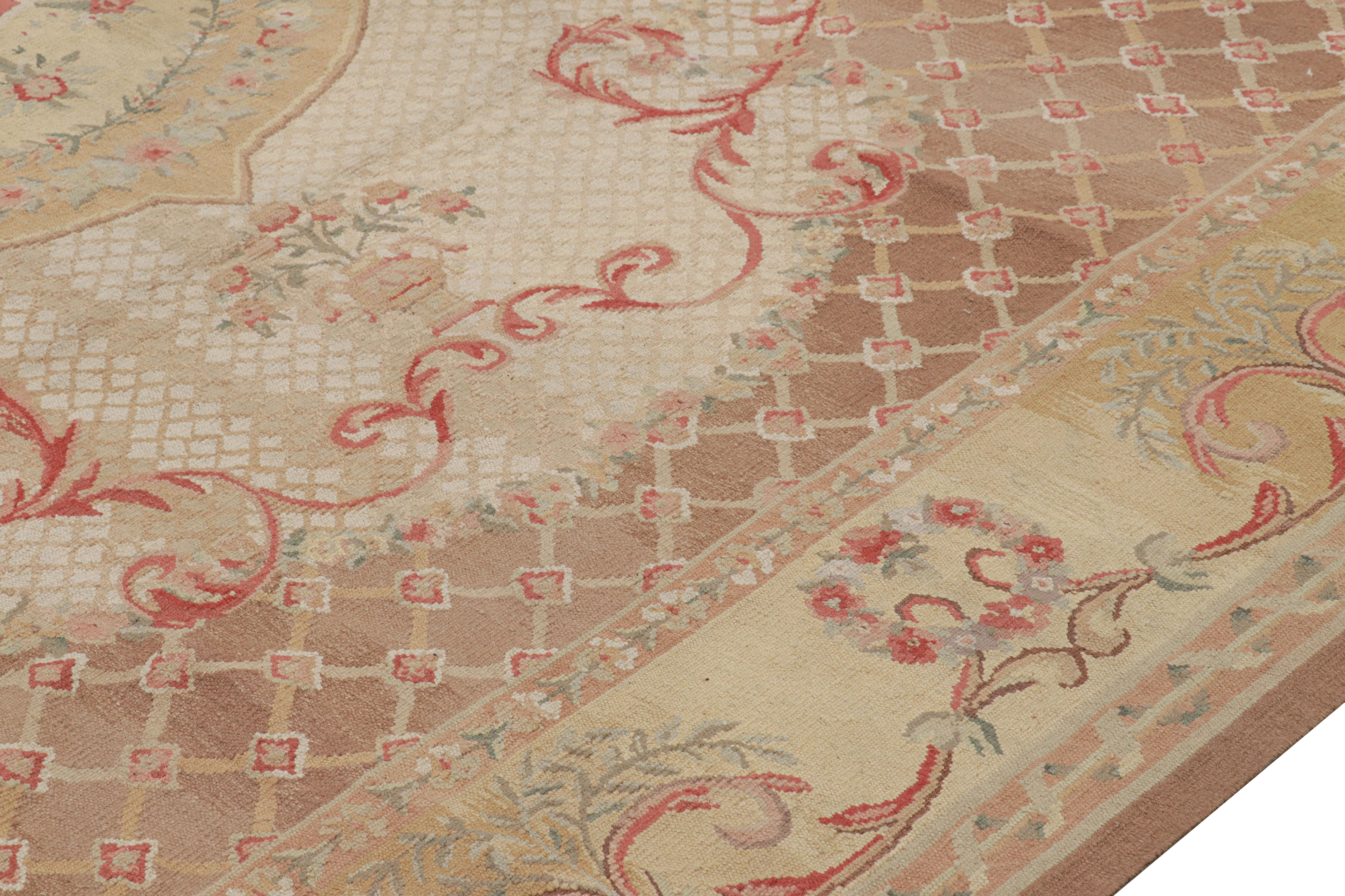 Chinois Rug & Kilim's Aubusson Style Rug in Beige-Brown and Pink with Floral Medallion (tapis de style Aubusson en beige, brun et rose avec médaillon floral) en vente