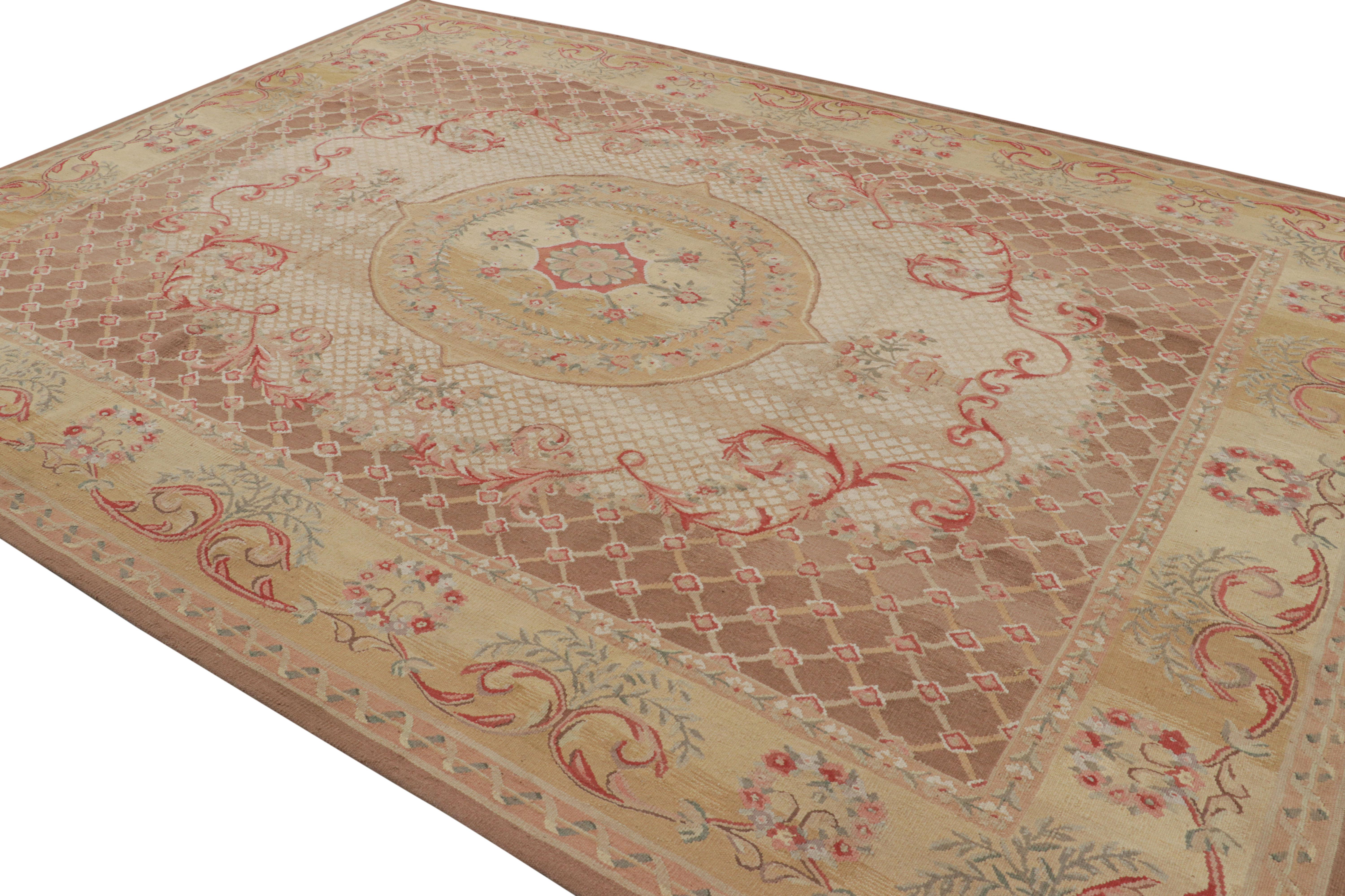 Tissé à la main Rug & Kilim's Aubusson Style Rug in Beige-Brown and Pink with Floral Medallion (tapis de style Aubusson en beige, brun et rose avec médaillon floral) en vente