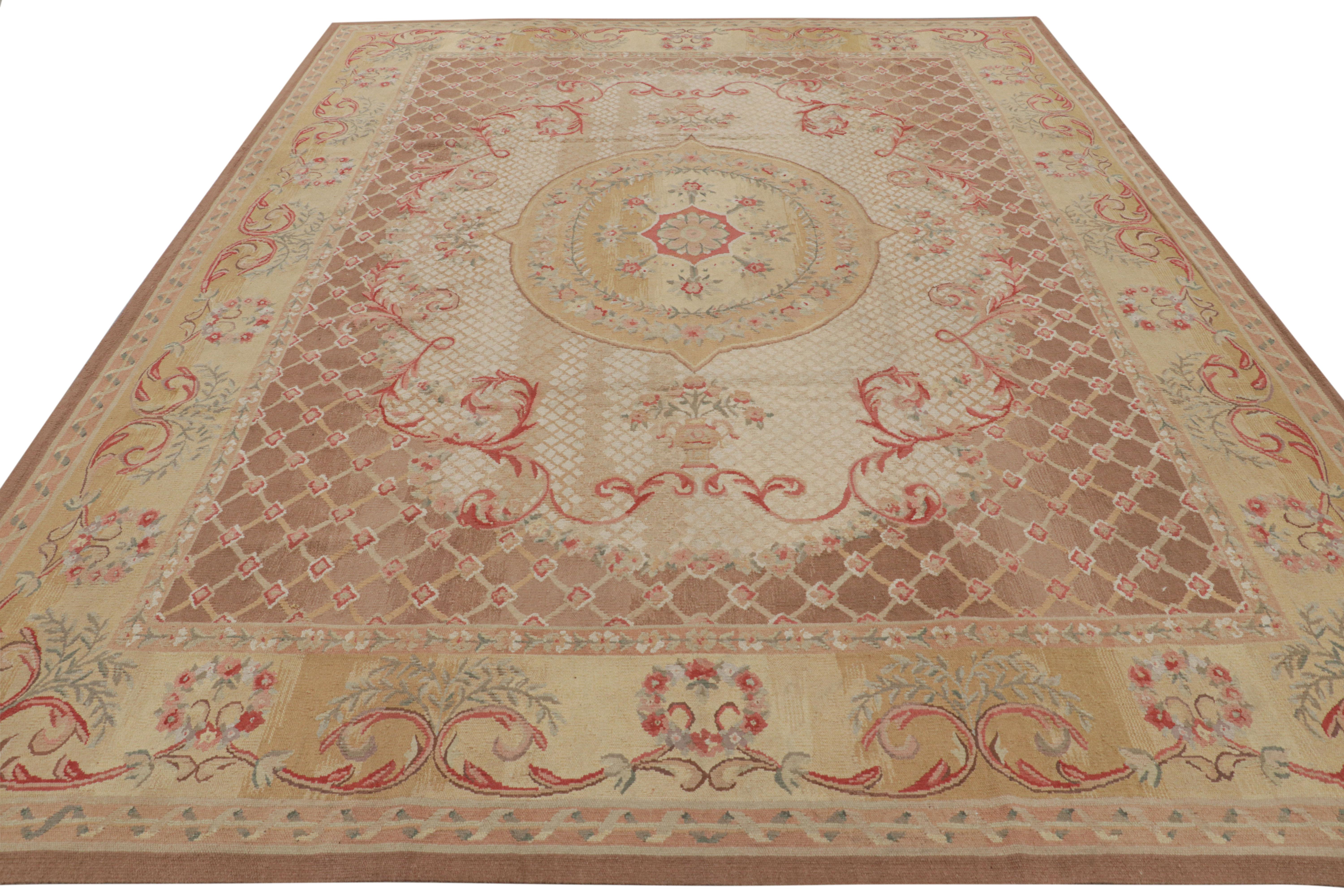 Rug & Kilim's Aubusson Style Rug in Beige-Brown and Pink with Floral Medallion (tapis de style Aubusson en beige, brun et rose avec médaillon floral) Neuf - En vente à Long Island City, NY