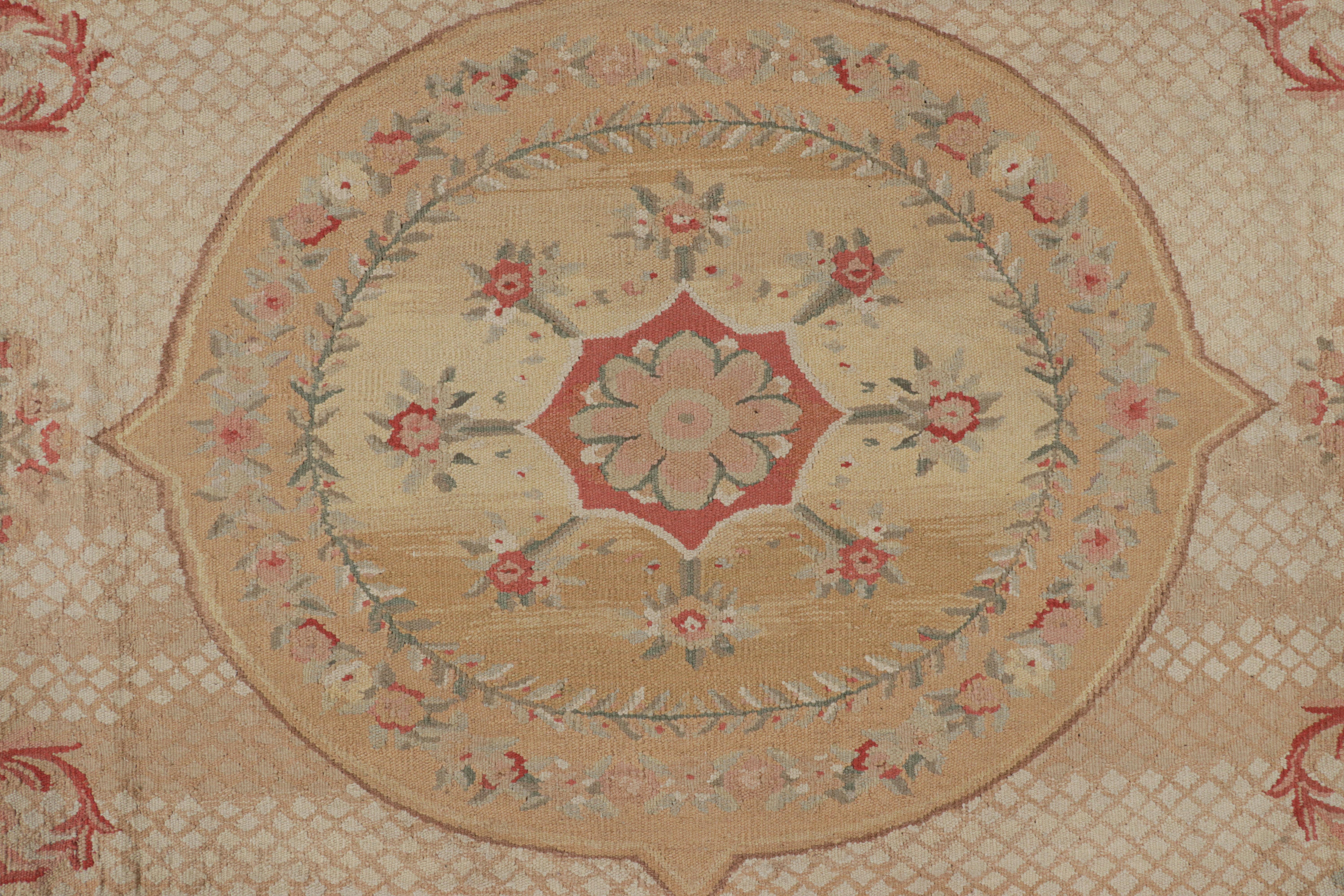 XXIe siècle et contemporain Rug & Kilim's Aubusson Style Rug in Beige-Brown and Pink with Floral Medallion (tapis de style Aubusson en beige, brun et rose avec médaillon floral) en vente