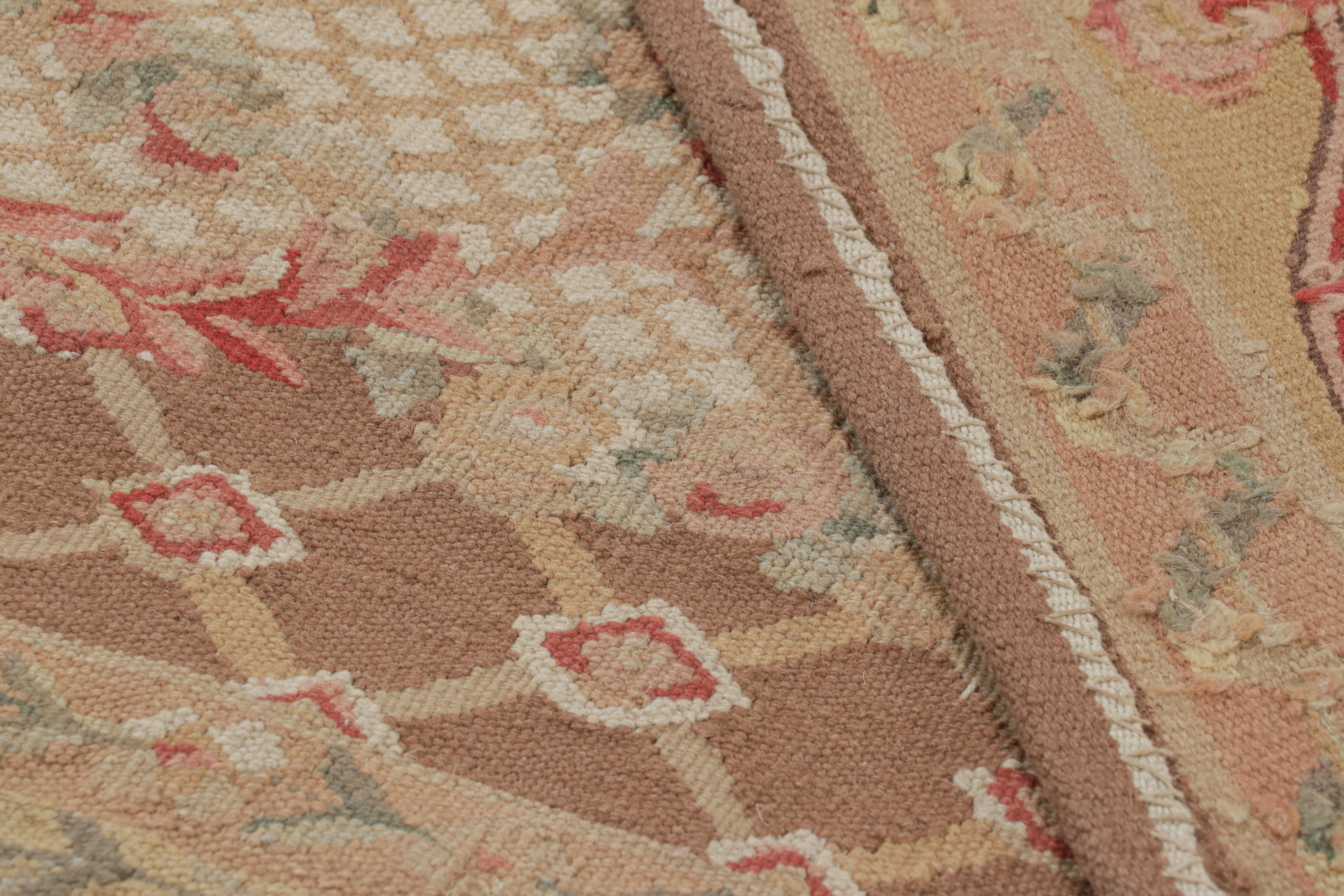 Laine Rug & Kilim's Aubusson Style Rug in Beige-Brown and Pink with Floral Medallion (tapis de style Aubusson en beige, brun et rose avec médaillon floral) en vente