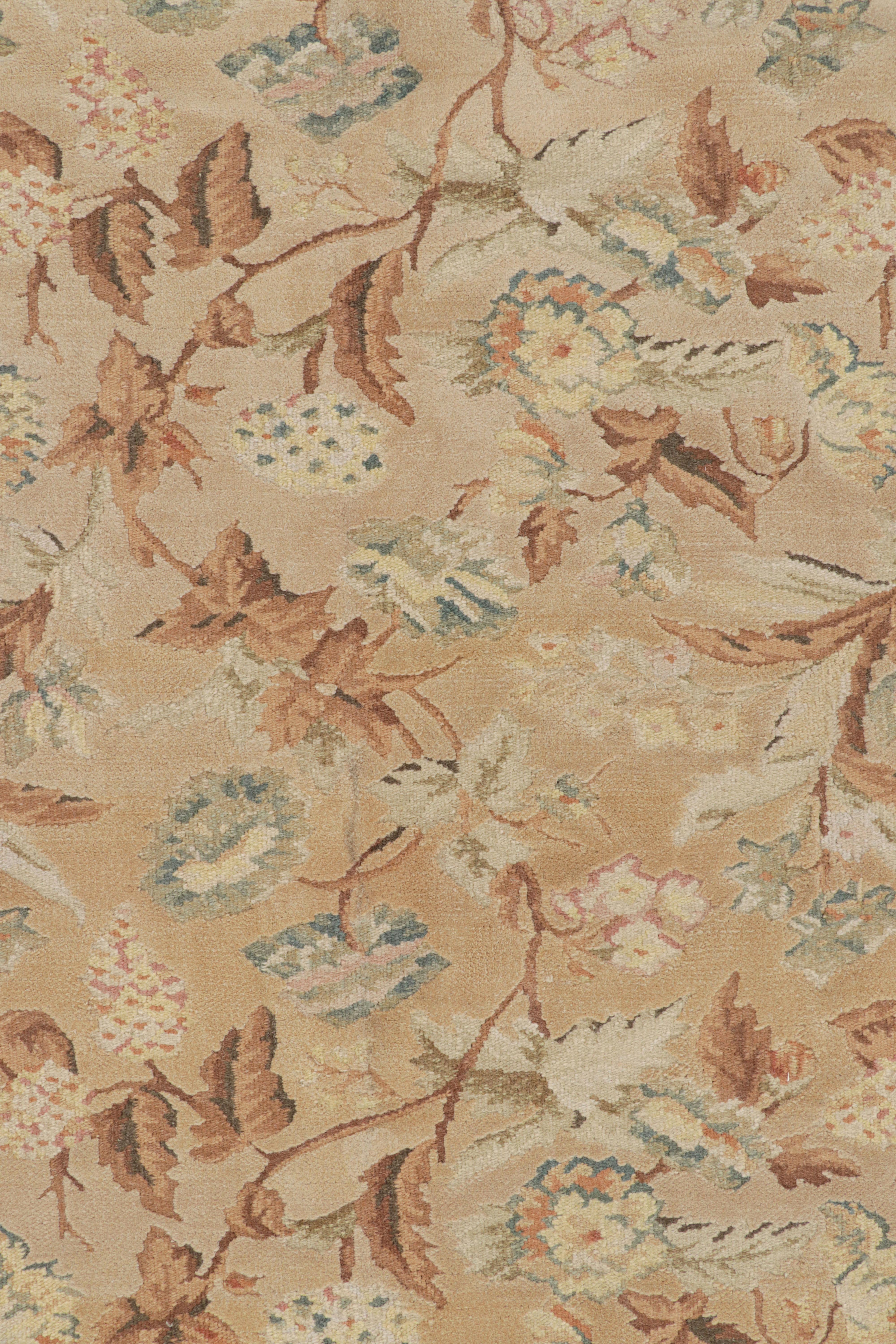 Cinese Rug & Kilim è un tappeto in stile Aubusson di colore beige-marrone con fiori blu e rosa. in vendita