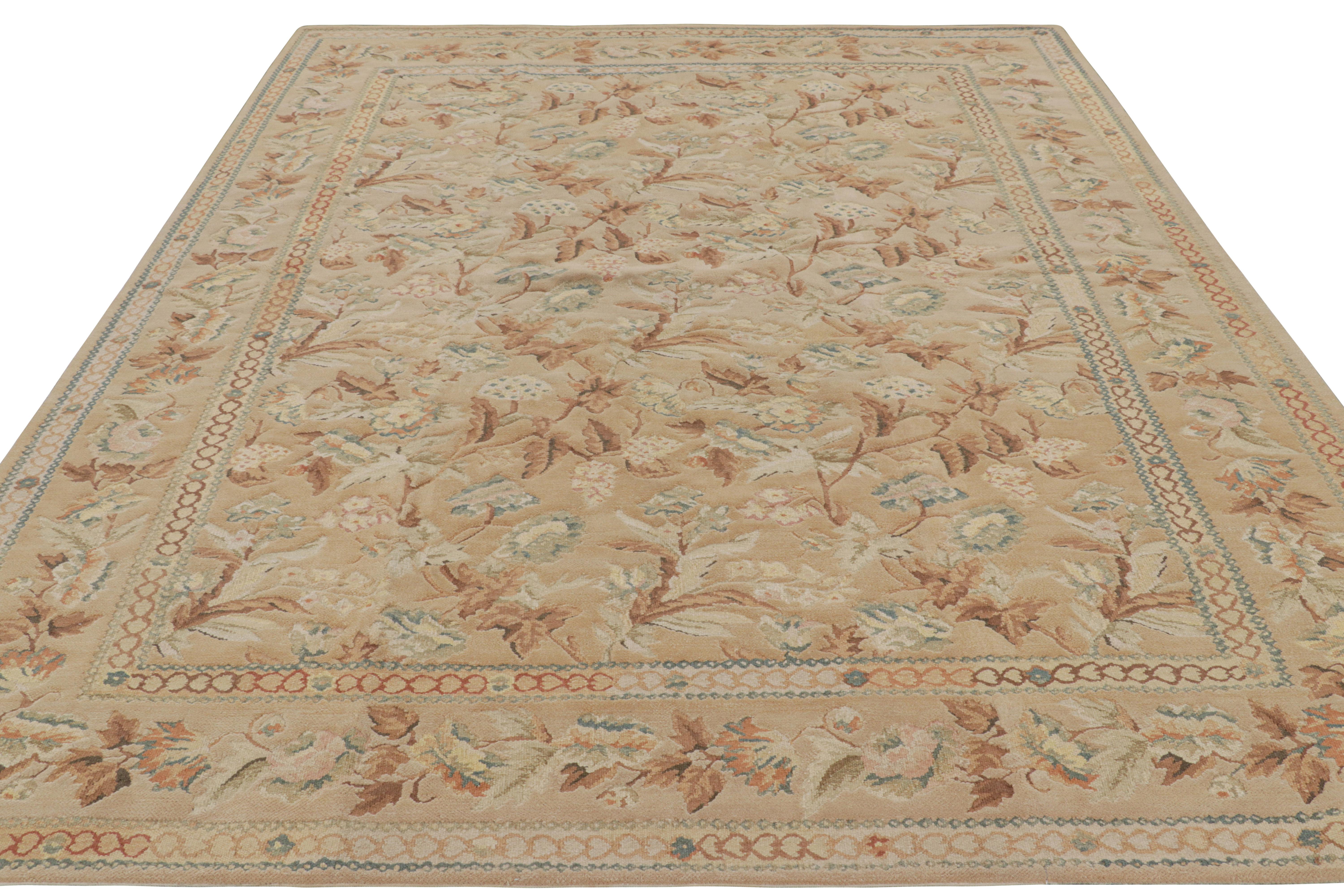 Tessuto a mano Rug & Kilim è un tappeto in stile Aubusson di colore beige-marrone con fiori blu e rosa. in vendita