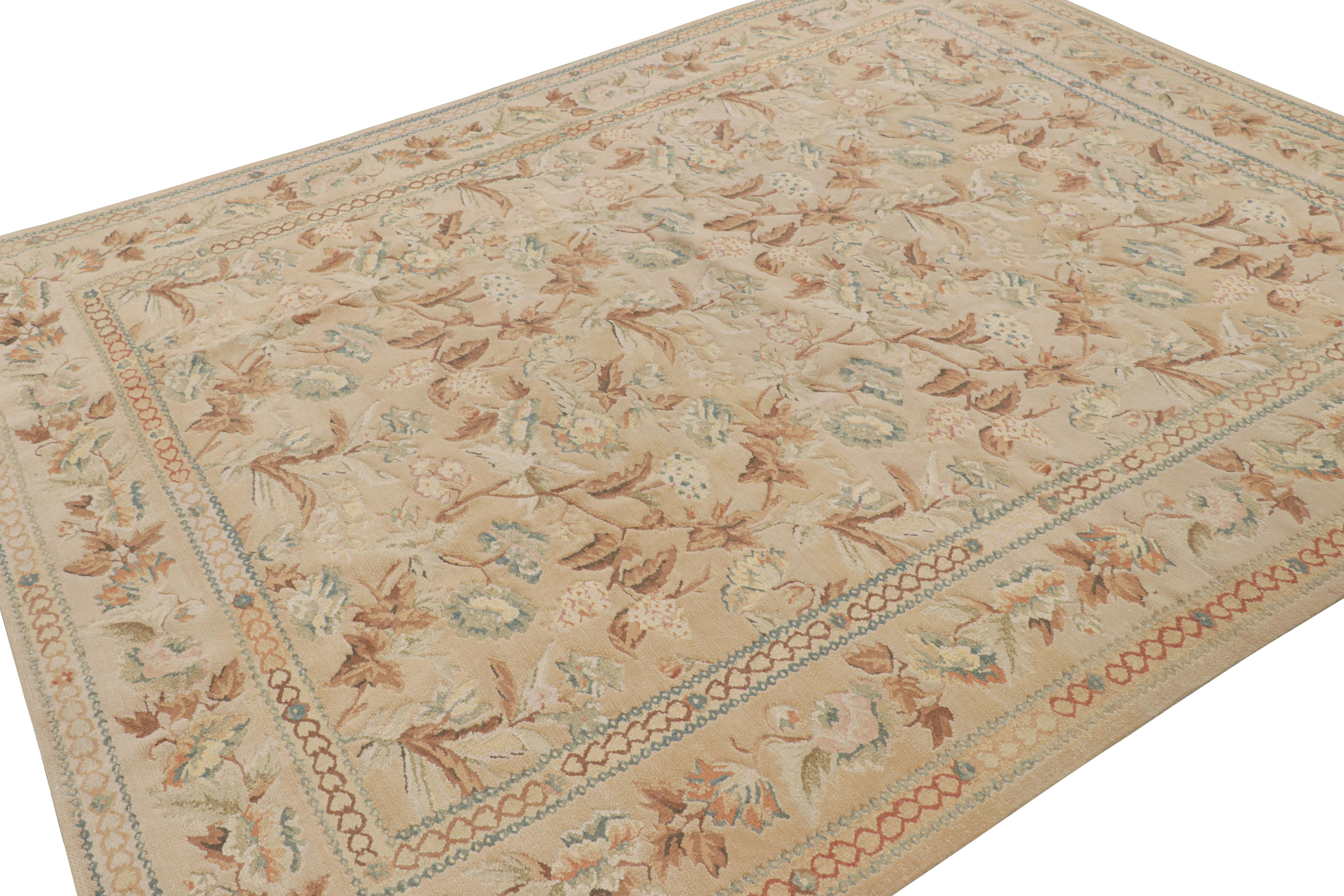 Rug & Kilim è un tappeto in stile Aubusson di colore beige-marrone con fiori blu e rosa. In condizioni Nuovo in vendita a Long Island City, NY