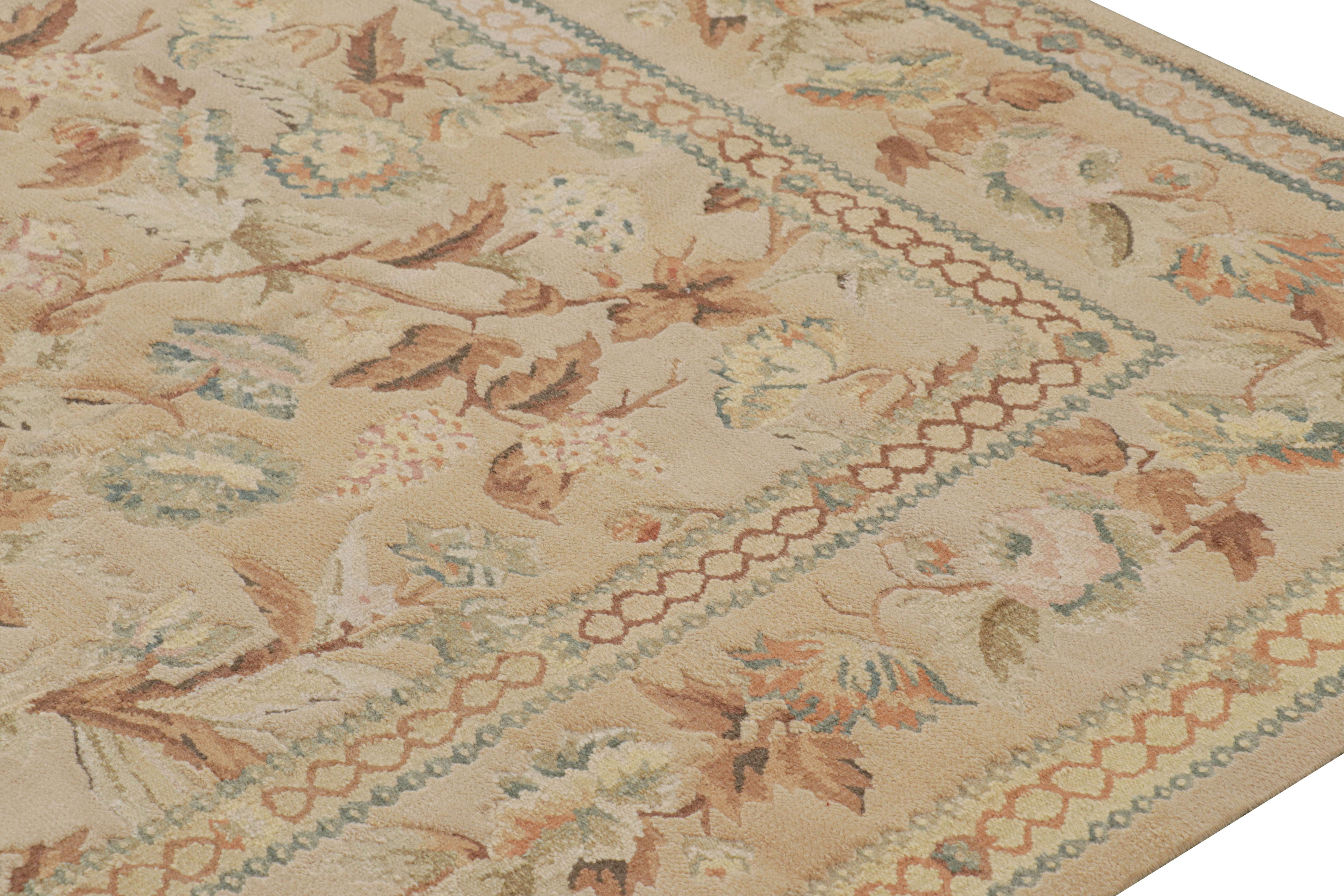 XXI secolo e contemporaneo Rug & Kilim è un tappeto in stile Aubusson di colore beige-marrone con fiori blu e rosa. in vendita