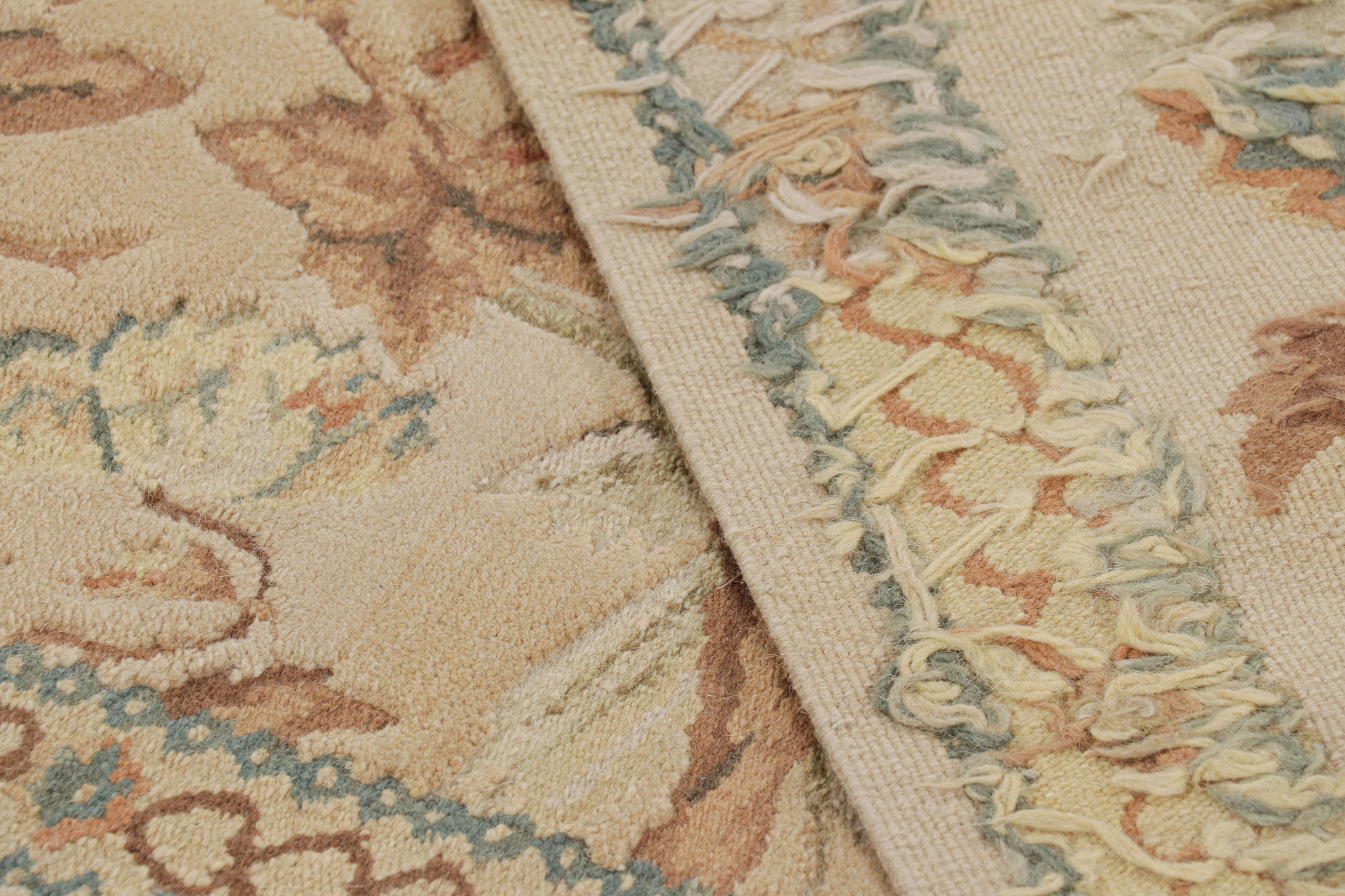 Lana Rug & Kilim è un tappeto in stile Aubusson di colore beige-marrone con fiori blu e rosa. in vendita