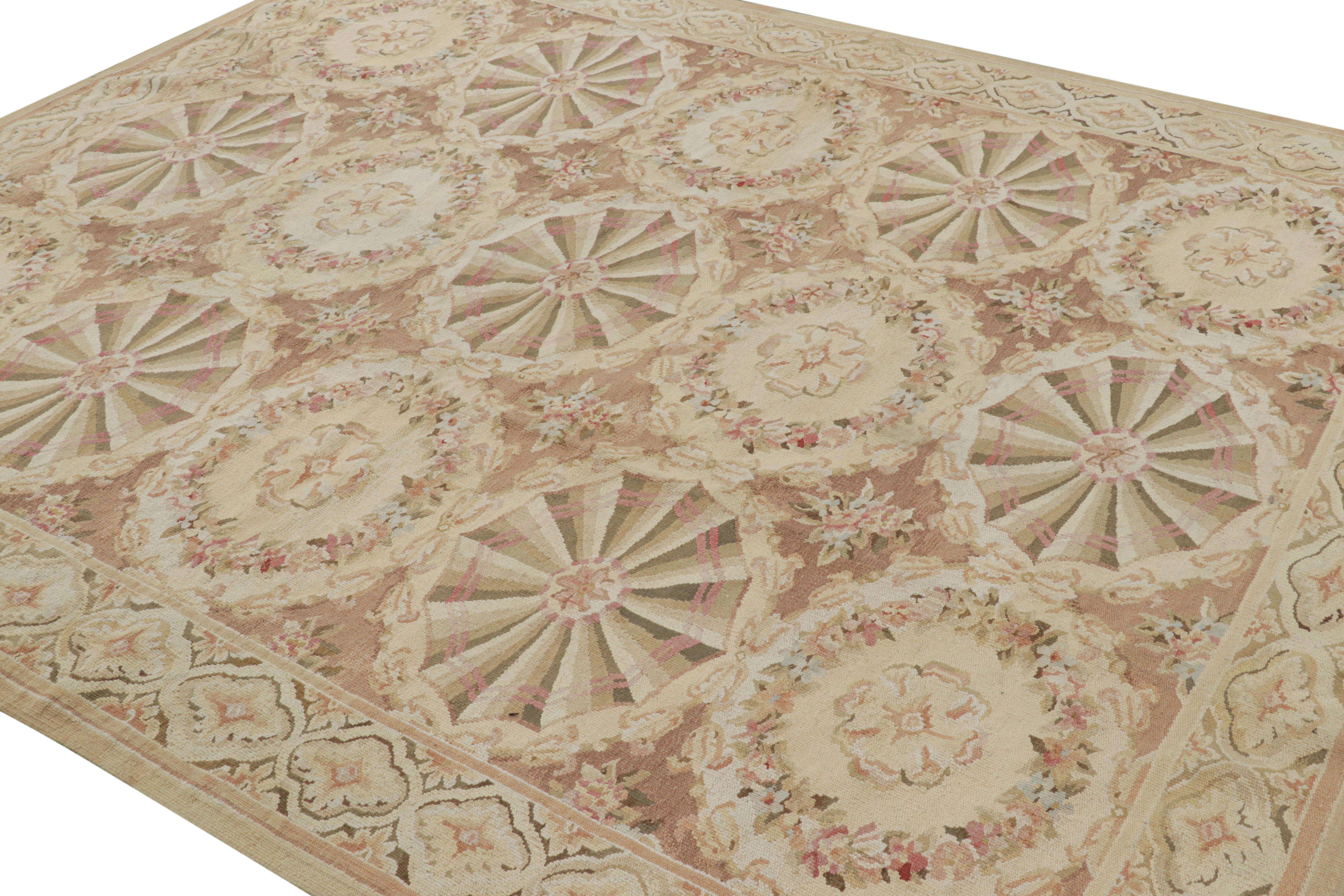 Tessuto a mano Tappeto Rug & Kilim in stile Aubusson in beige-marrone con medaglioni floreali in vendita