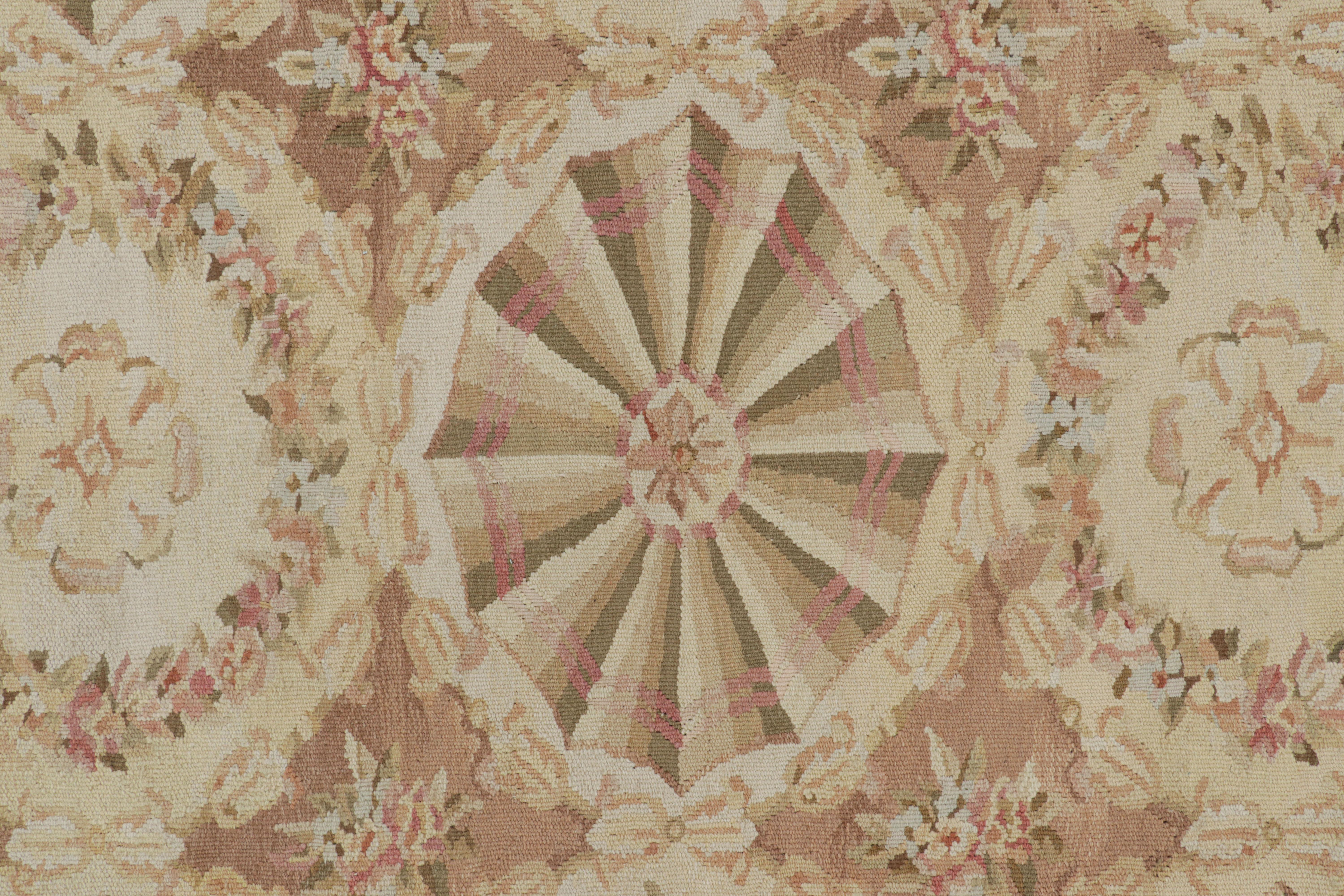 XXI secolo e contemporaneo Tappeto Rug & Kilim in stile Aubusson in beige-marrone con medaglioni floreali in vendita
