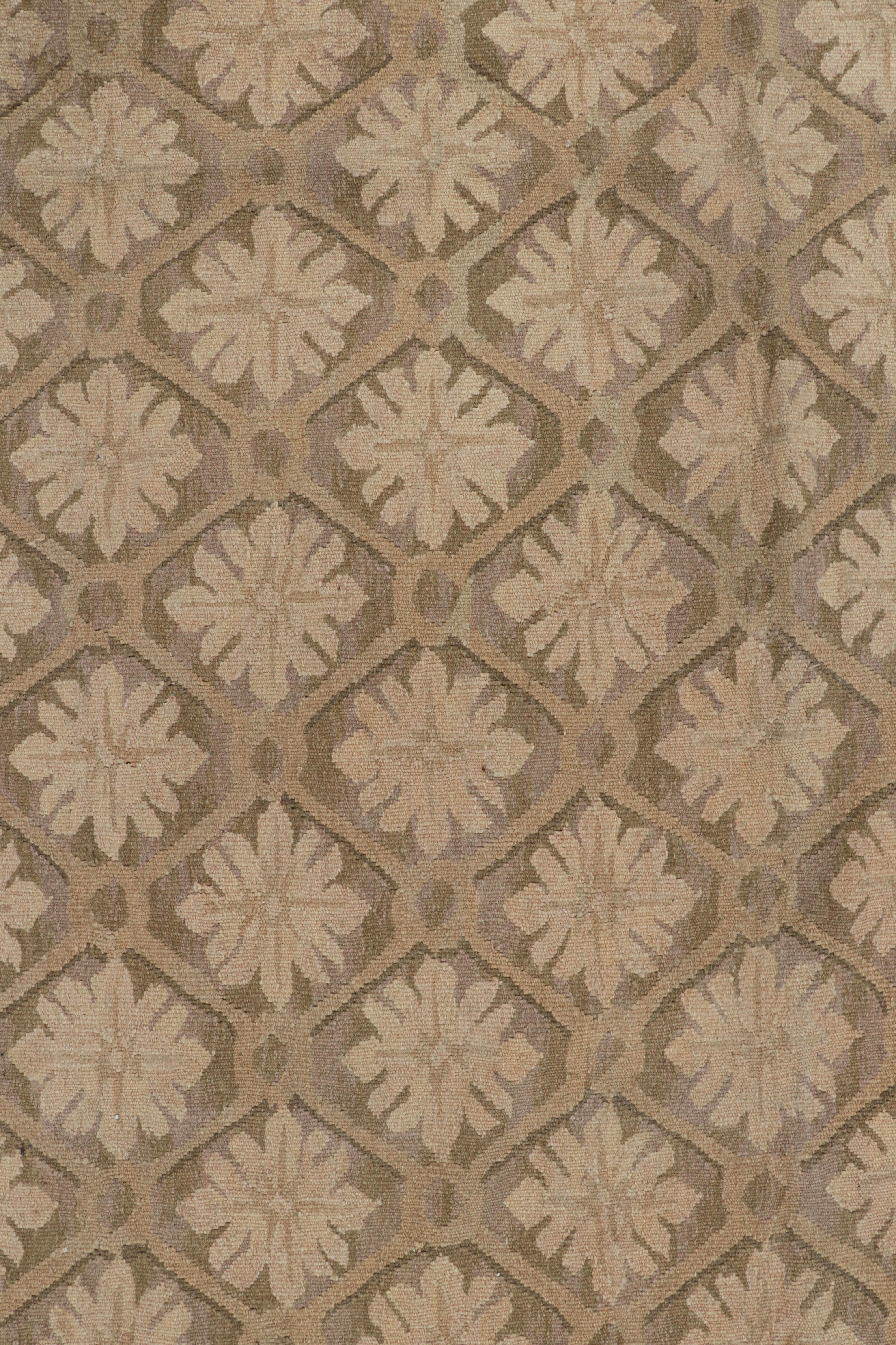 Rug & Kilim's Aubusson-Teppich in Brown-Beige mit Blumenmustern (21. Jahrhundert und zeitgenössisch) im Angebot