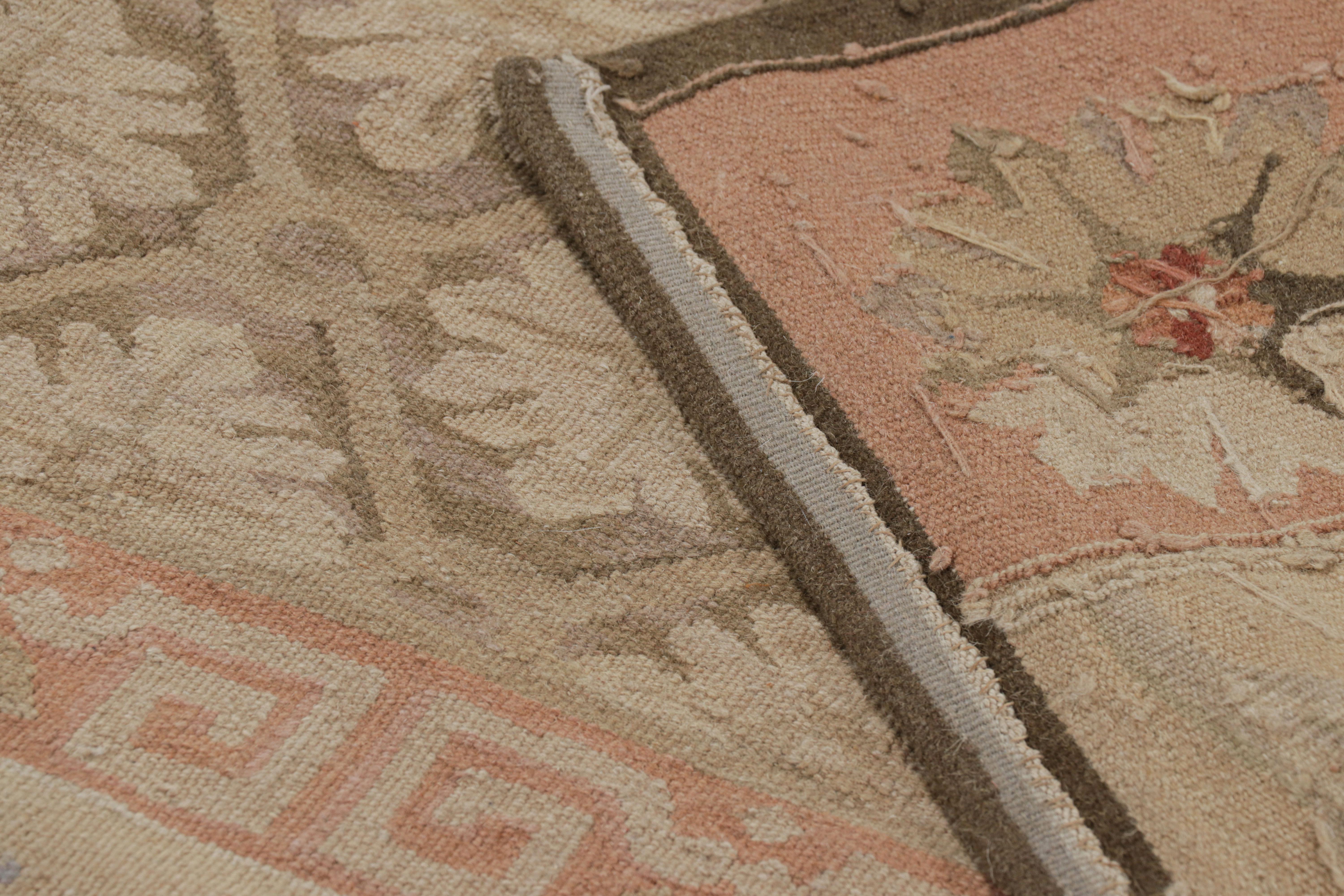 Rug & Kilim's Aubusson-Teppich in Brown-Beige mit Blumenmustern (Wolle) im Angebot