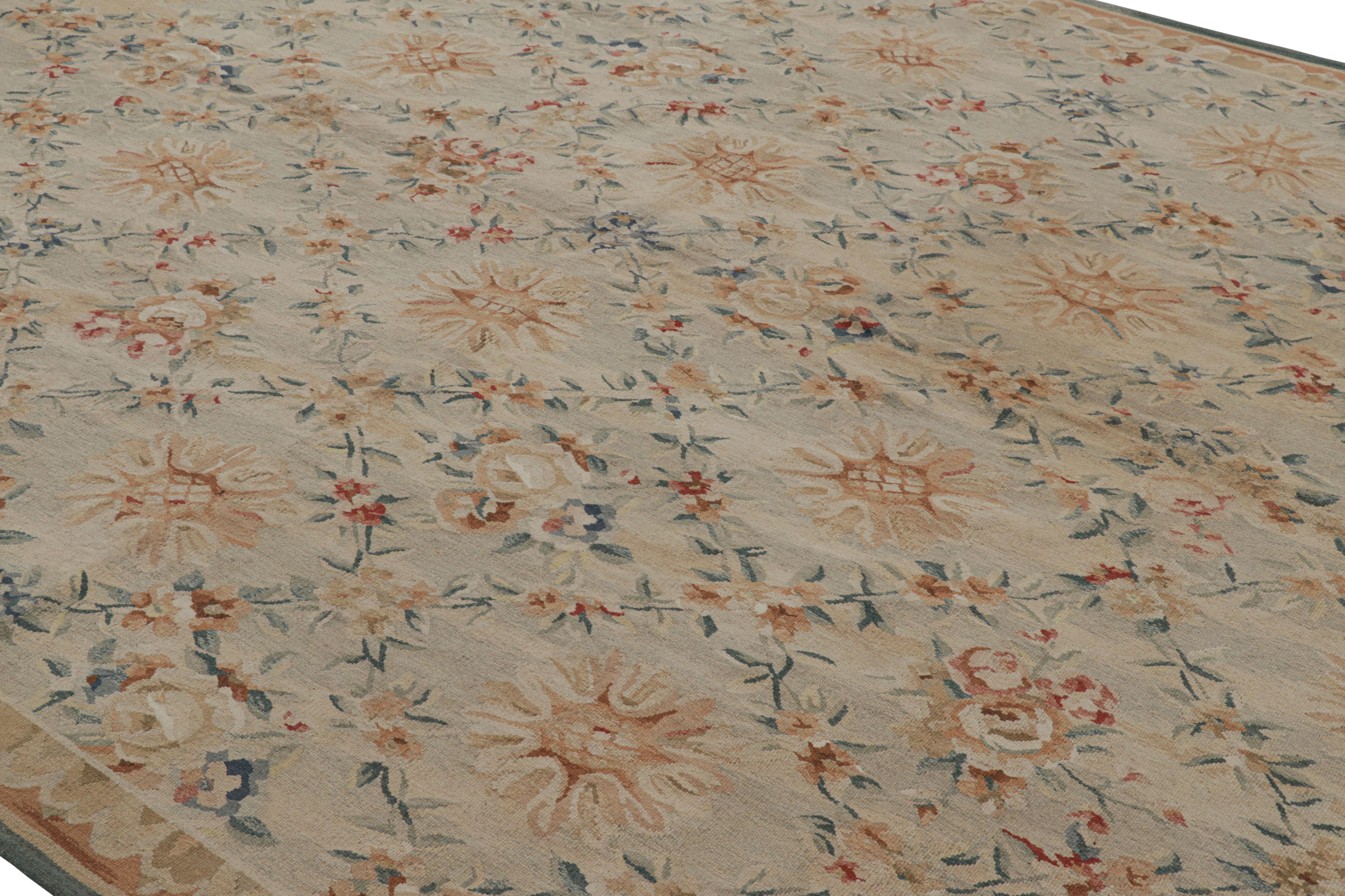 Dieser flachgewebte Wollteppich im Format 10x14 ist eine Neuheit aus der europäischen Teppichkollektion von Rug & Kilim - eine der ersten Arbeiten des Unternehmens, inspiriert von antiken Aubusson-Teppichen und Wandteppichen. 

Über das Design: