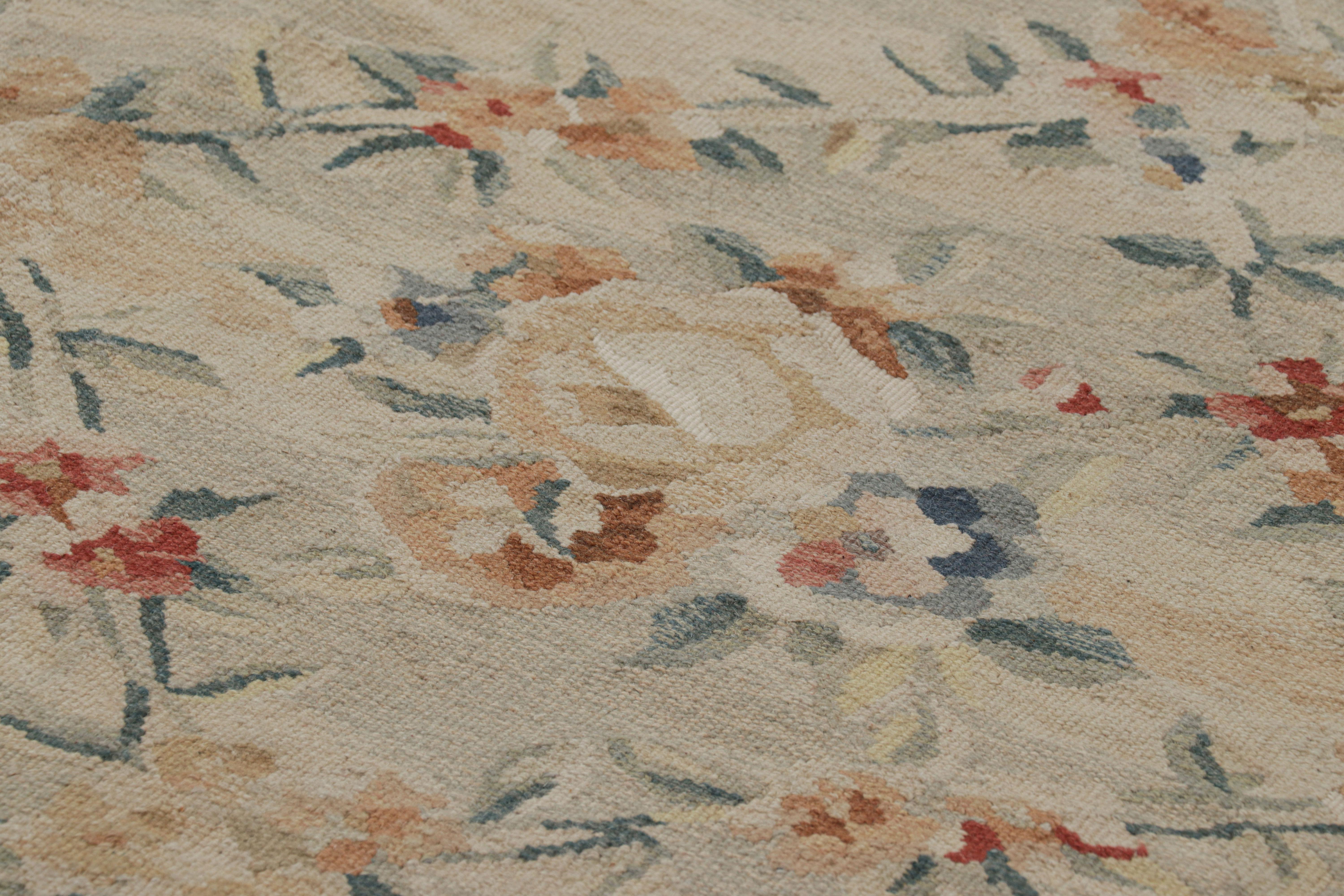 Rug & Kilim's Aubusson-Teppich in Beige-Creme mit Blumenmustern (Chinesisch) im Angebot