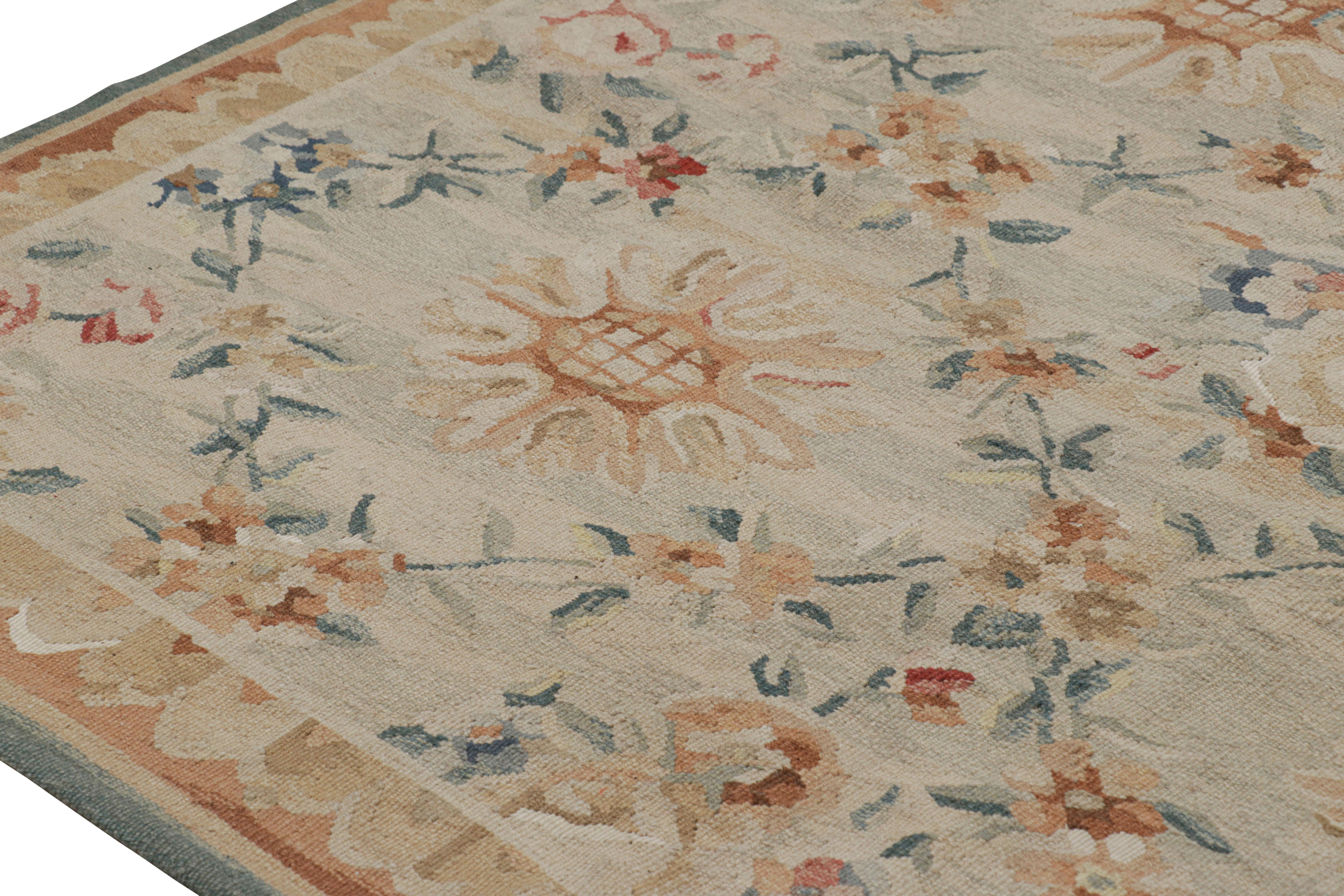 Rug & Kilim's Aubusson-Teppich in Beige-Creme mit Blumenmustern (21. Jahrhundert und zeitgenössisch) im Angebot