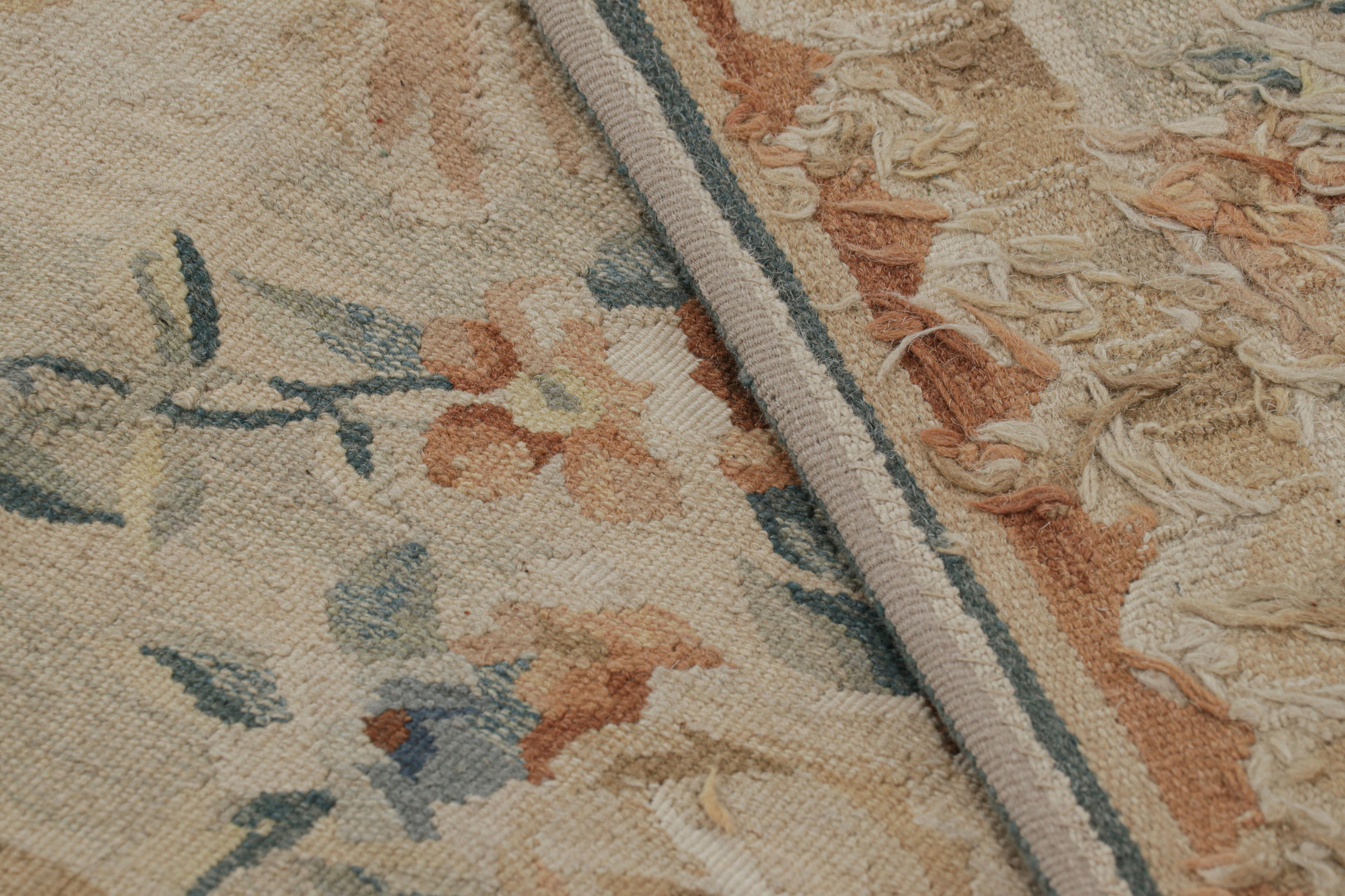 Rug & Kilim's Aubusson-Teppich in Beige-Creme mit Blumenmustern (Wolle) im Angebot
