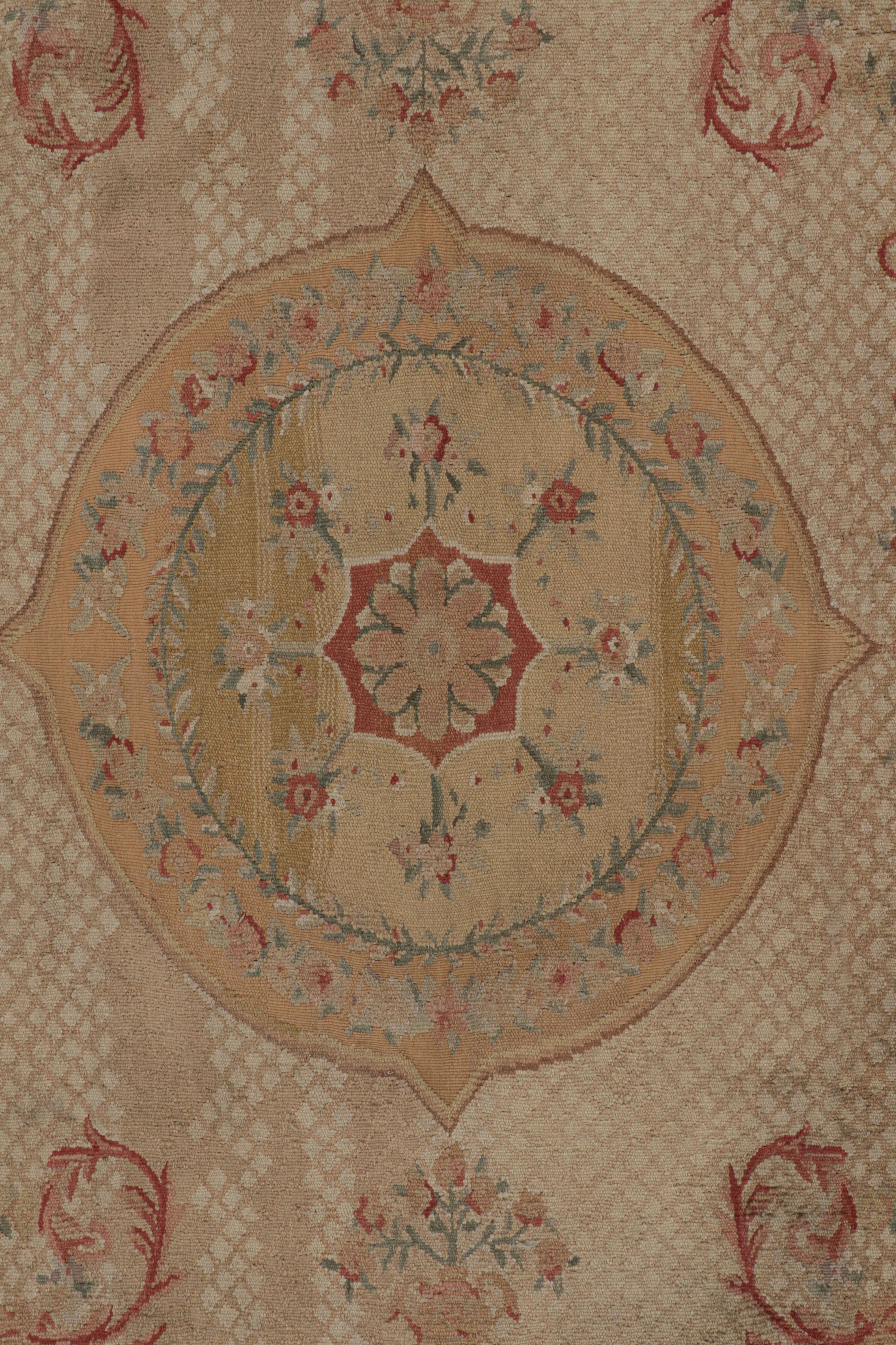 Cinese Rug & Kilim - Tappeto in stile Aubusson in oro e beige con medaglione floreale in vendita