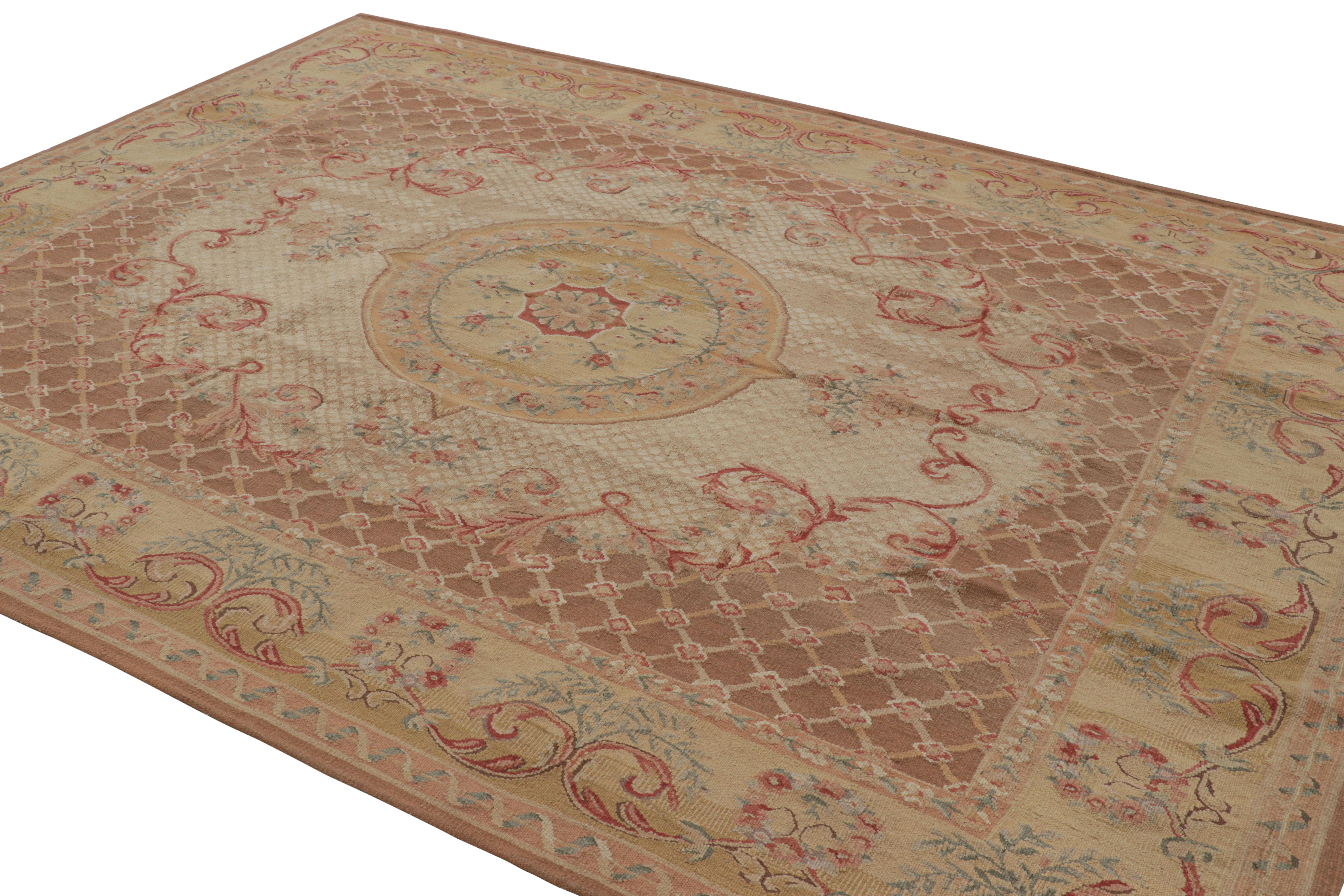 Tessuto a mano Rug & Kilim - Tappeto in stile Aubusson in oro e beige con medaglione floreale in vendita