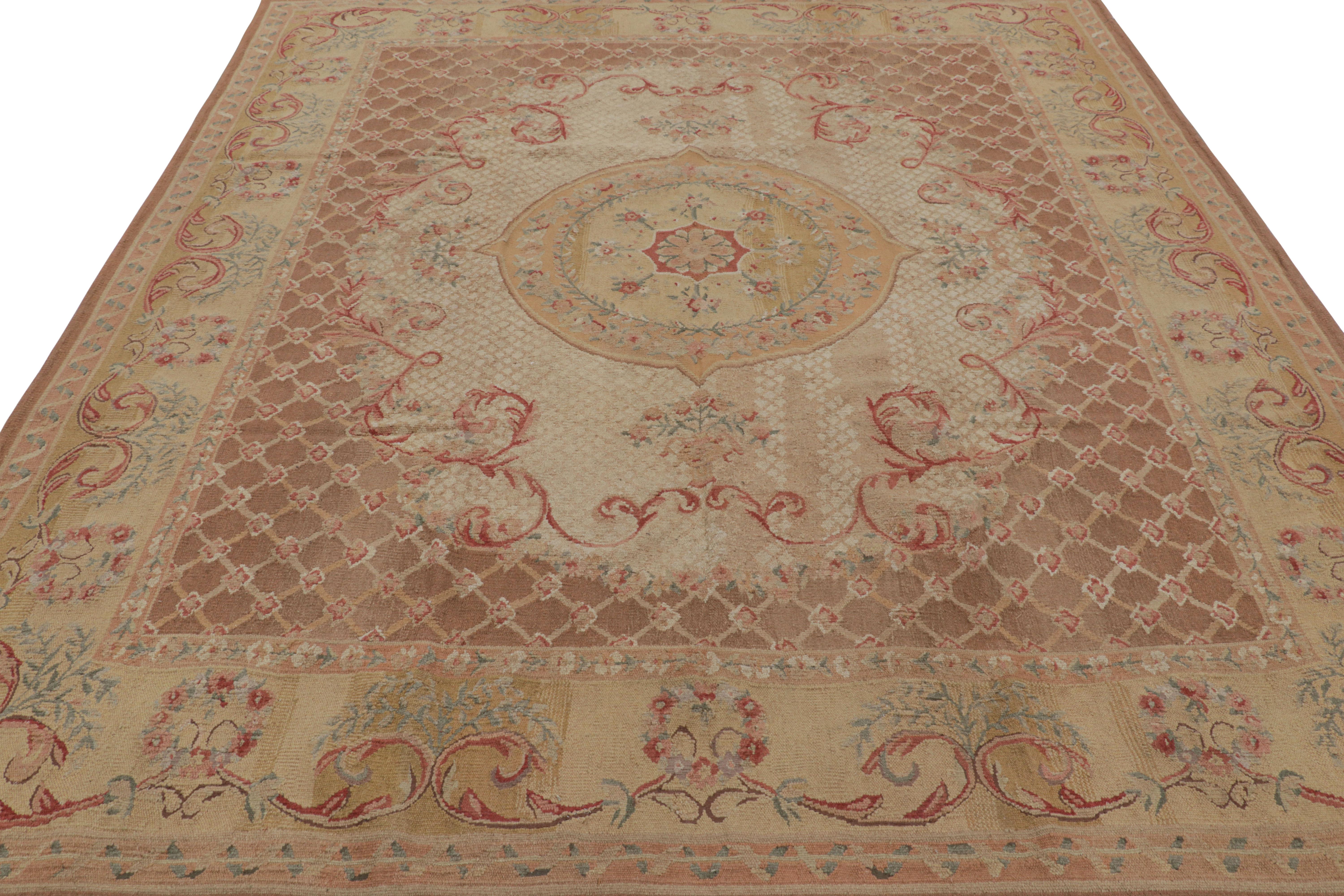 Rug & Kilim - Tappeto in stile Aubusson in oro e beige con medaglione floreale In condizioni Nuovo in vendita a Long Island City, NY