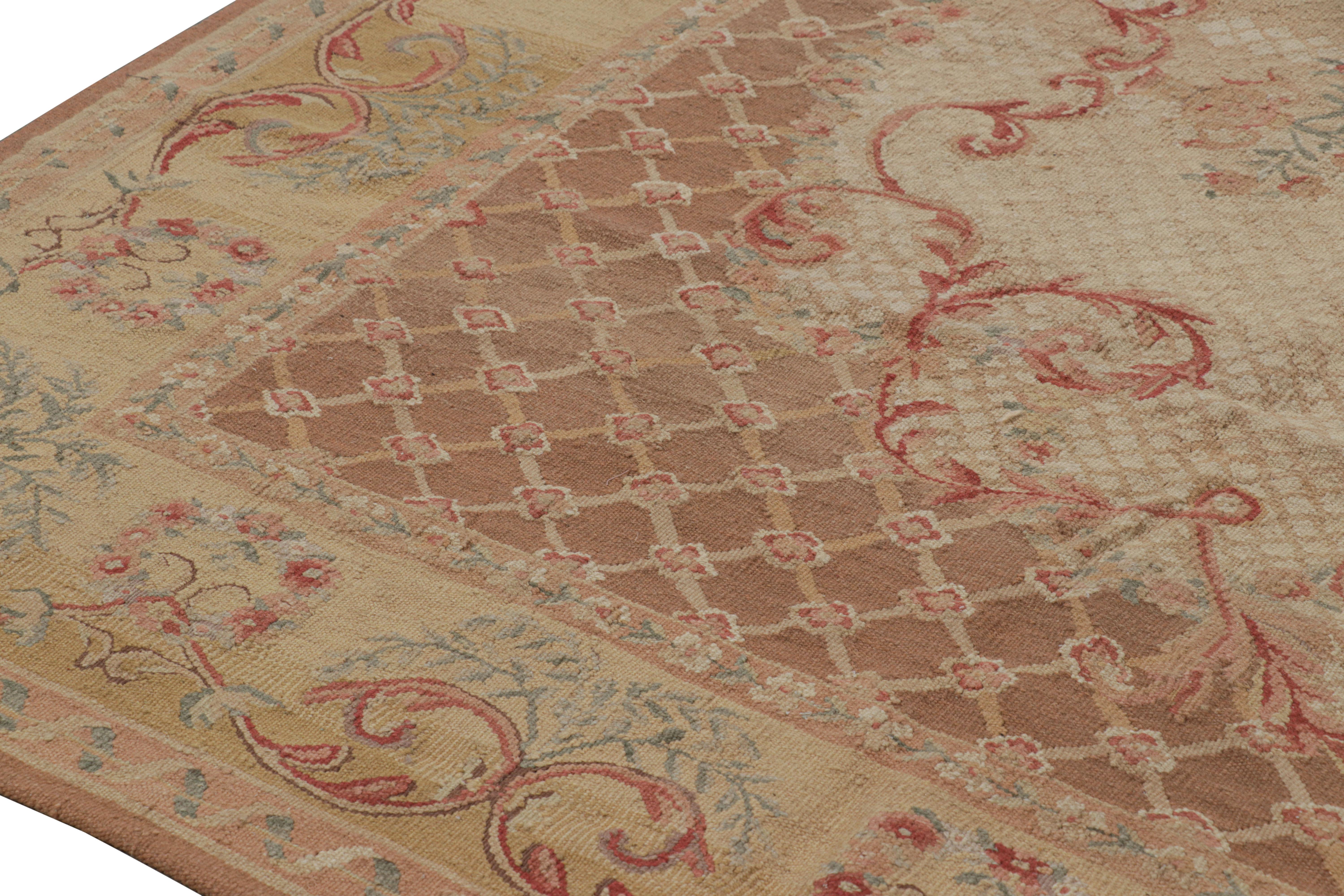 XXI secolo e contemporaneo Rug & Kilim - Tappeto in stile Aubusson in oro e beige con medaglione floreale in vendita