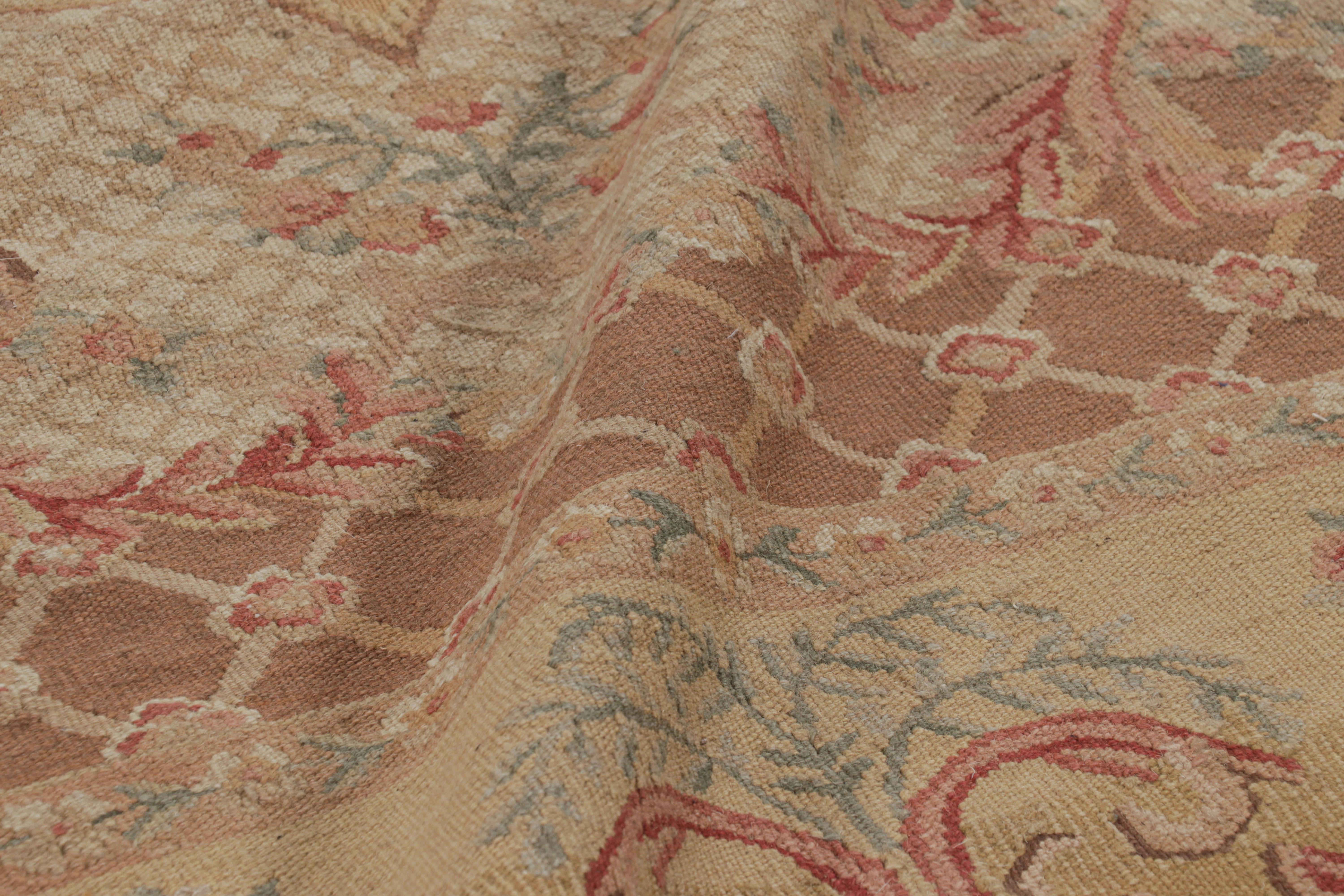 Lana Rug & Kilim - Tappeto in stile Aubusson in oro e beige con medaglione floreale in vendita