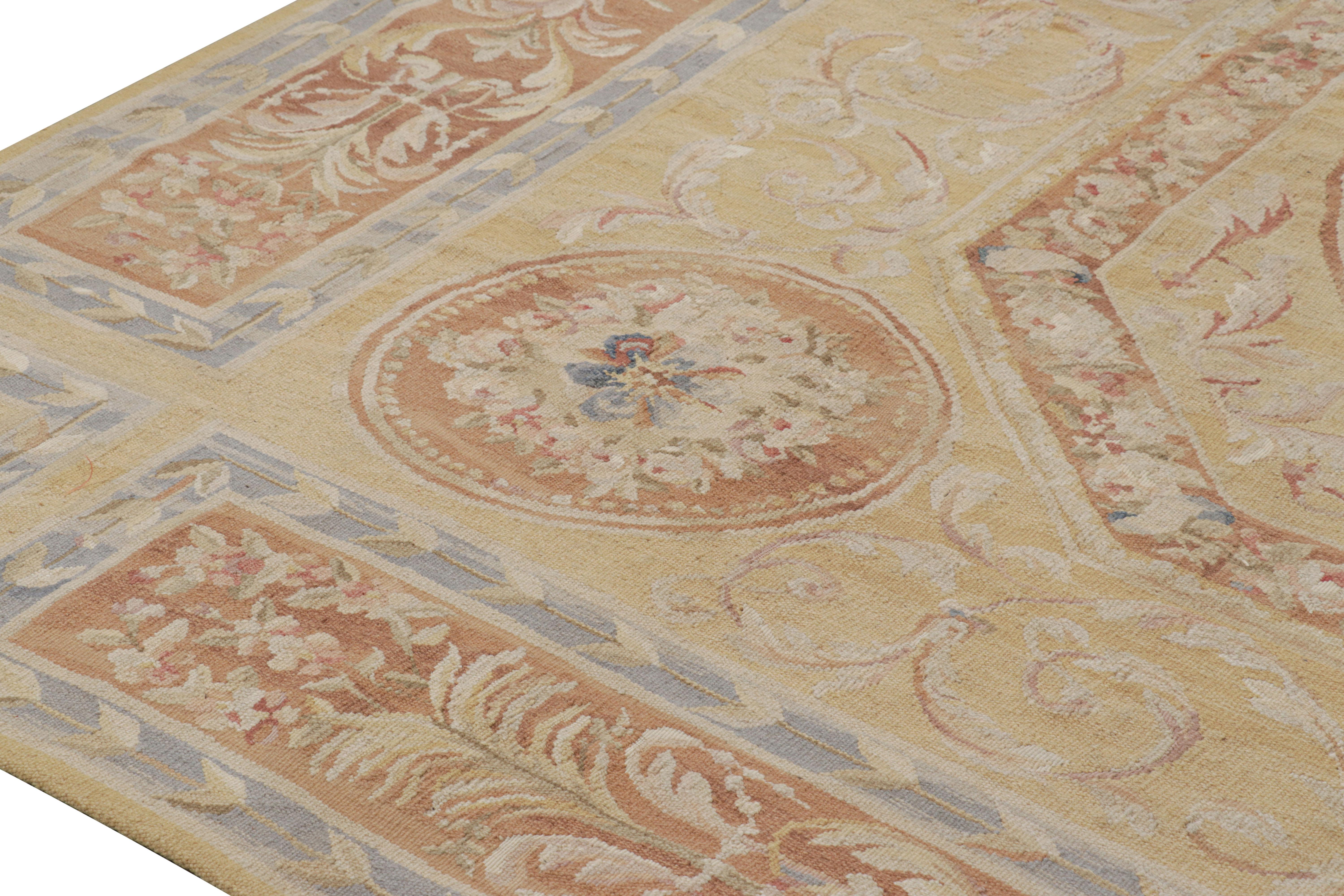 Cinese Rug & Kilim - Tappeto in stile Aubusson in oro e beige con medaglione floreale in vendita