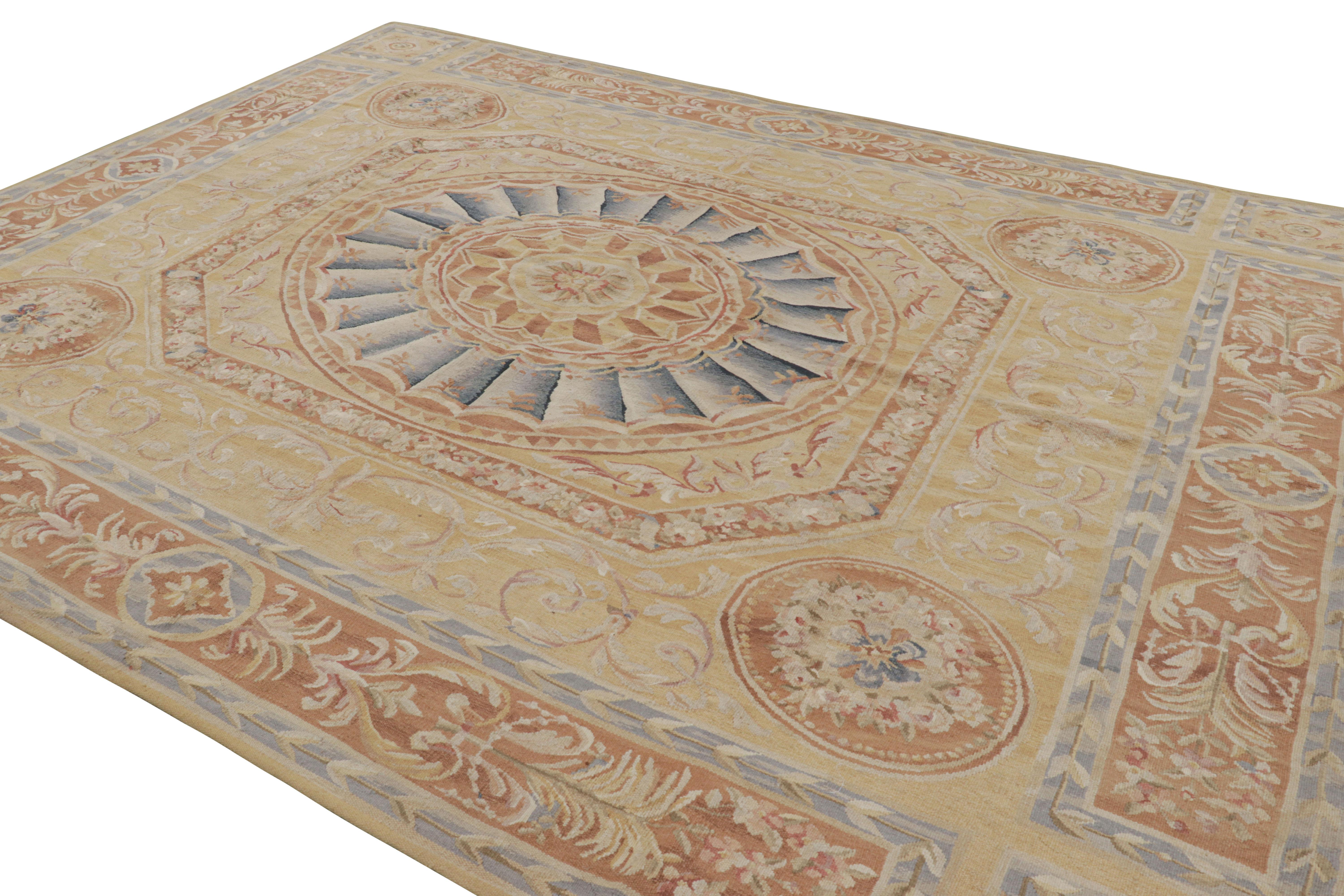 Tessuto a mano Rug & Kilim - Tappeto in stile Aubusson in oro e beige con medaglione floreale in vendita
