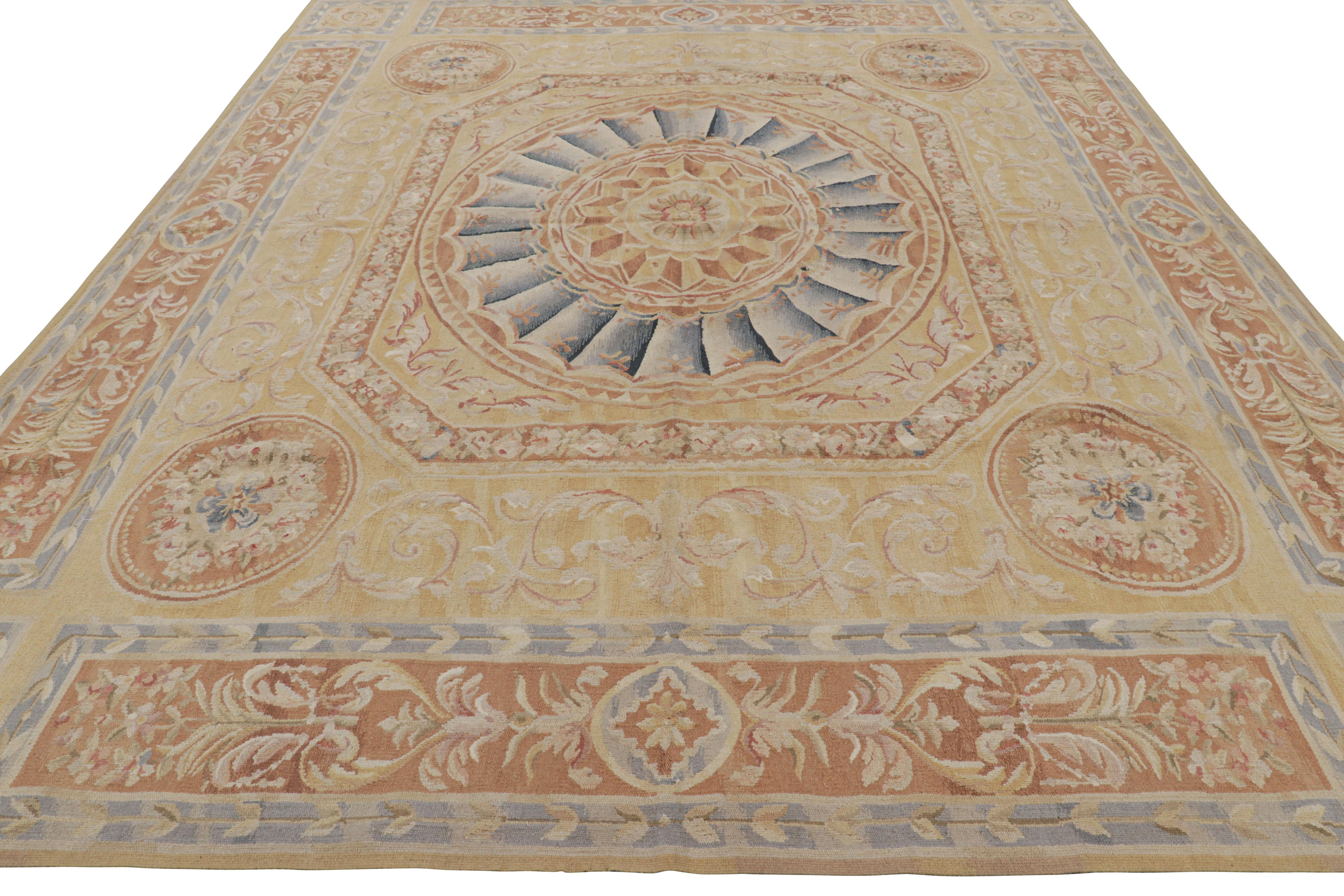 Rug & Kilim - Tappeto in stile Aubusson in oro e beige con medaglione floreale In condizioni Nuovo in vendita a Long Island City, NY
