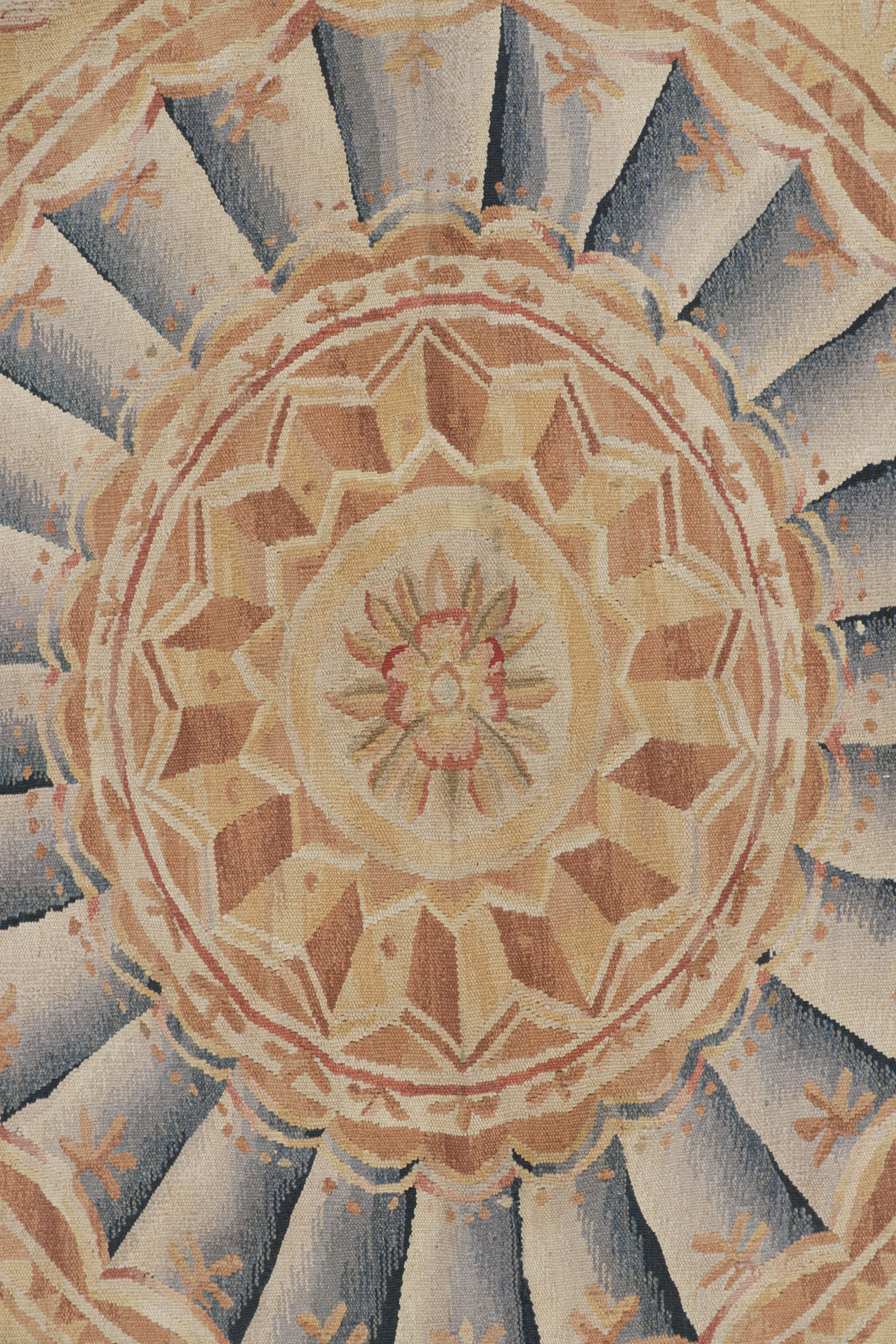 XXI secolo e contemporaneo Rug & Kilim - Tappeto in stile Aubusson in oro e beige con medaglione floreale in vendita