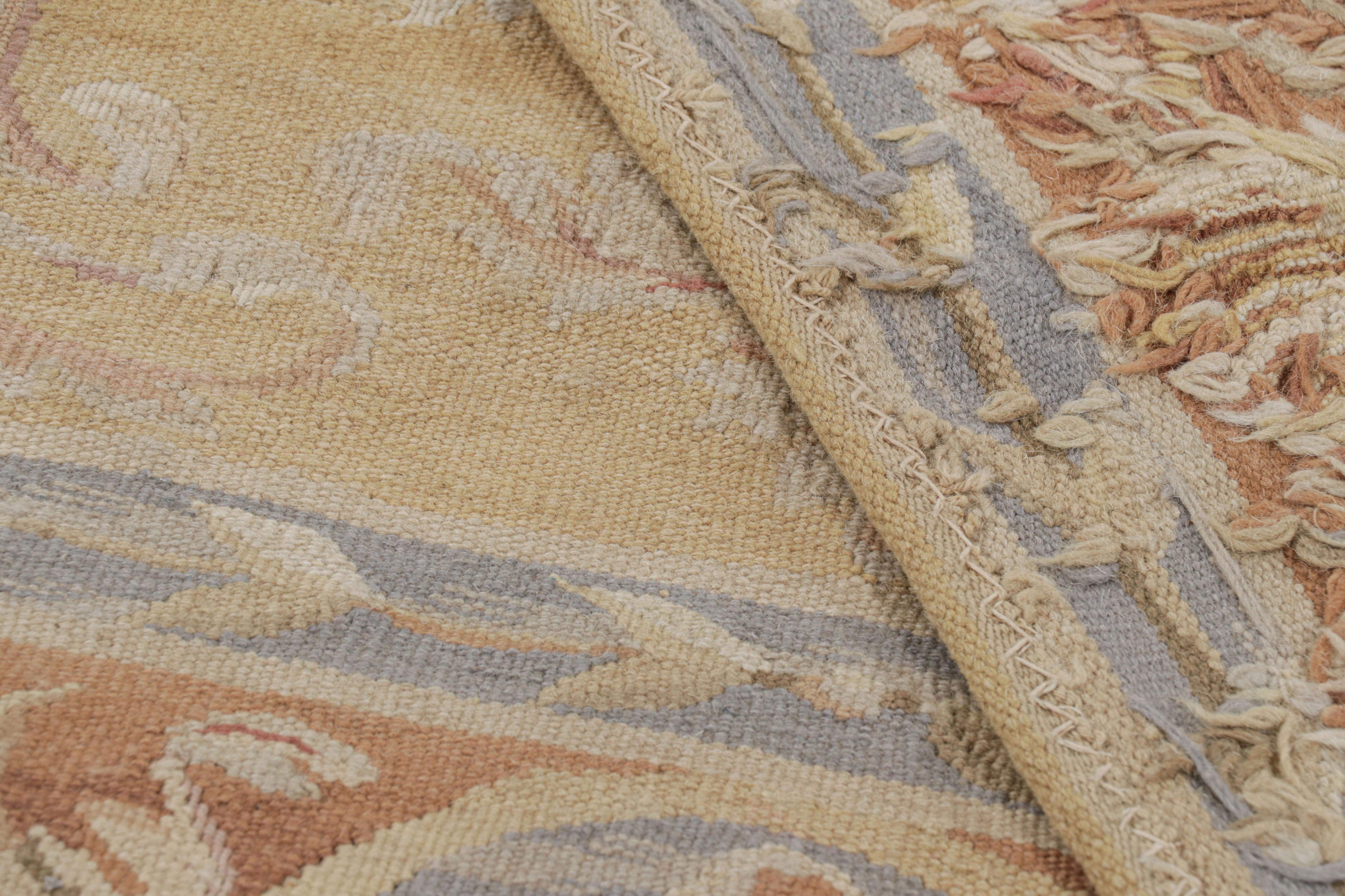 Lana Rug & Kilim - Tappeto in stile Aubusson in oro e beige con medaglione floreale in vendita