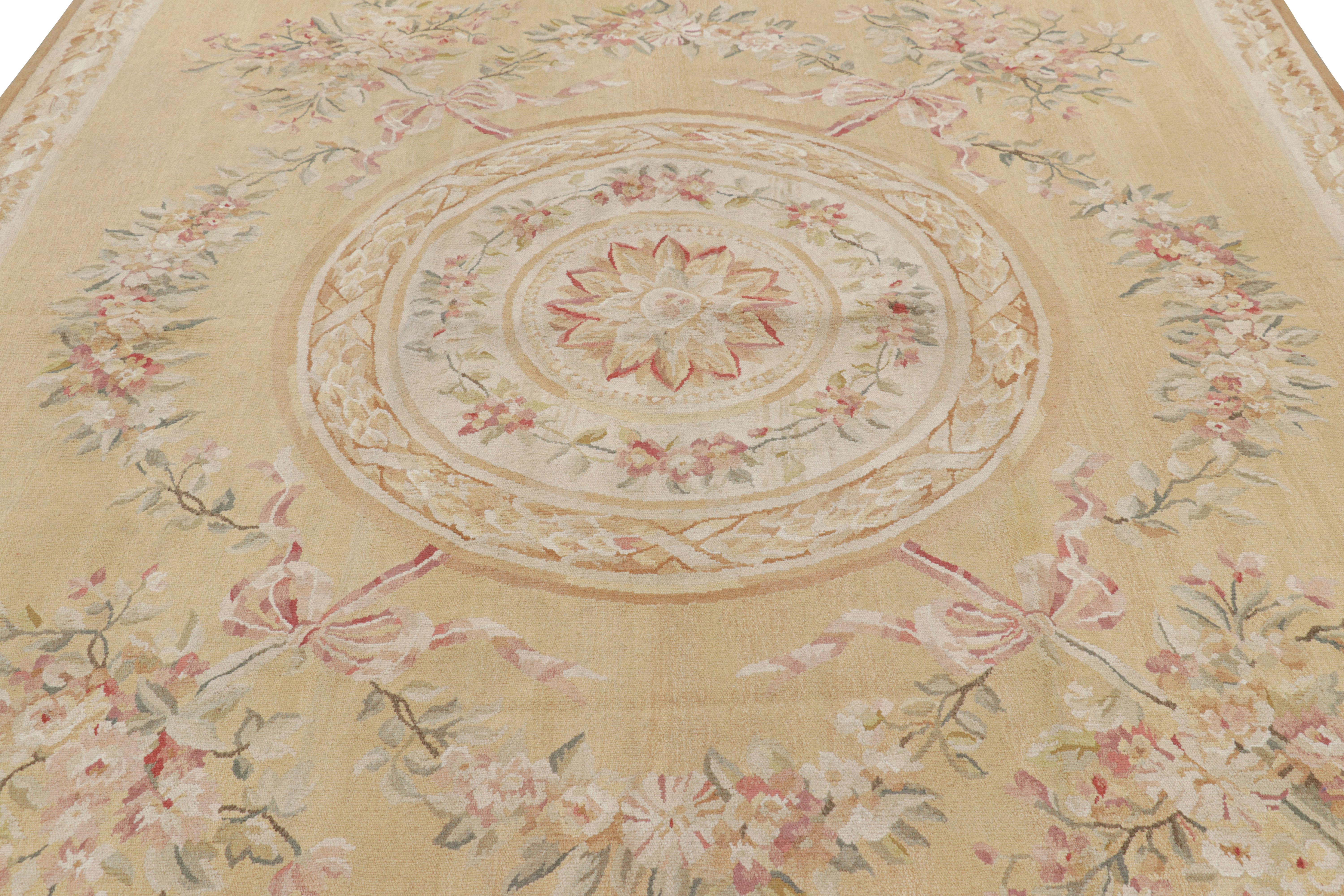 Tissé à la main en laine, ce tapis 8x10 est une nouveauté de la collection de tapis européens de Rug & Kilim - l'une de ses premières œuvres, inspirée par les tapis et tapisseries antiques d'Aubusson. 

Sur le Design : 

Cette pièce néoclassique du