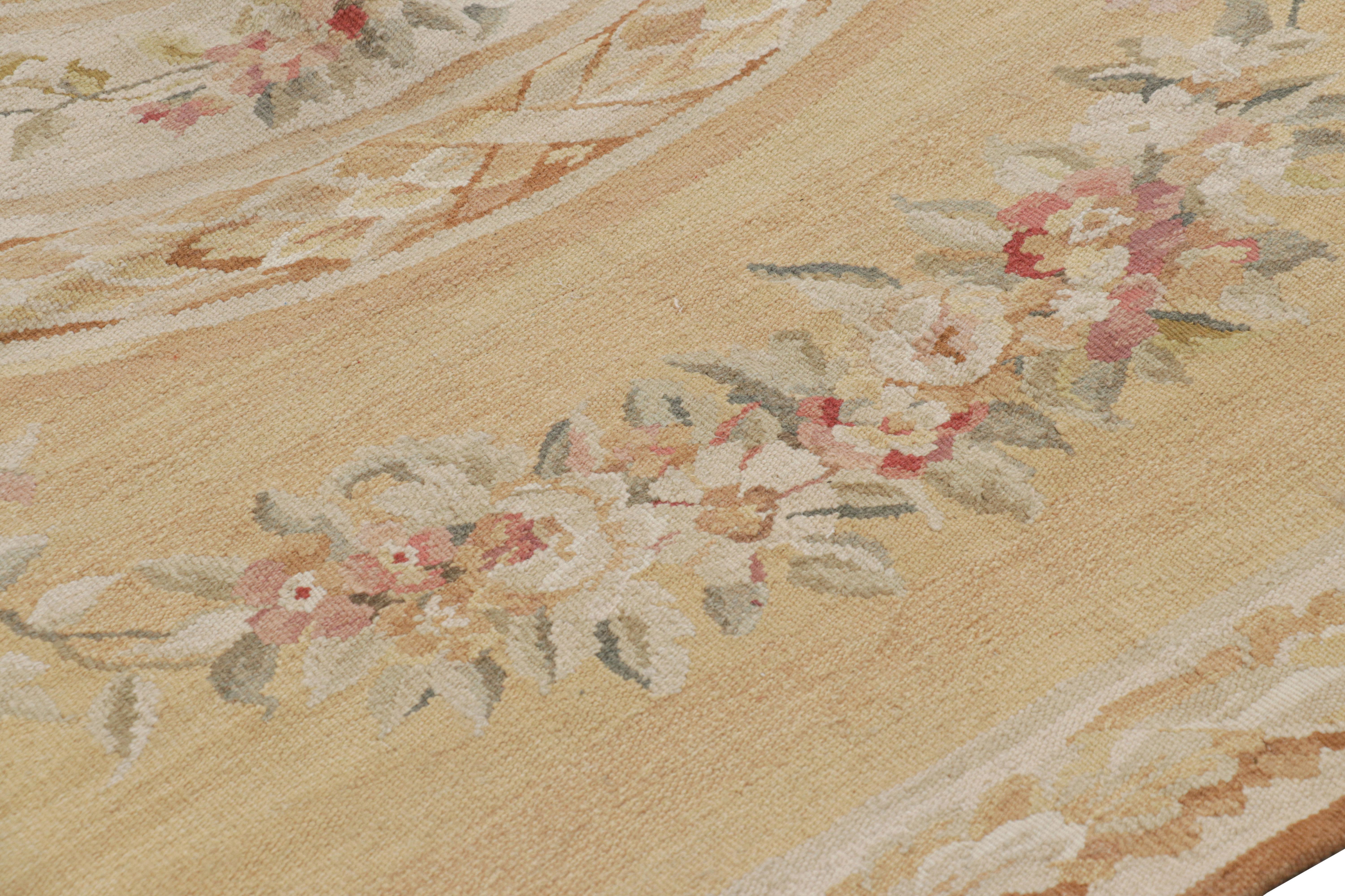 Chinois Tapis de style Aubusson de Rug & Kilim en or Light et crème avec médaillon floral en vente