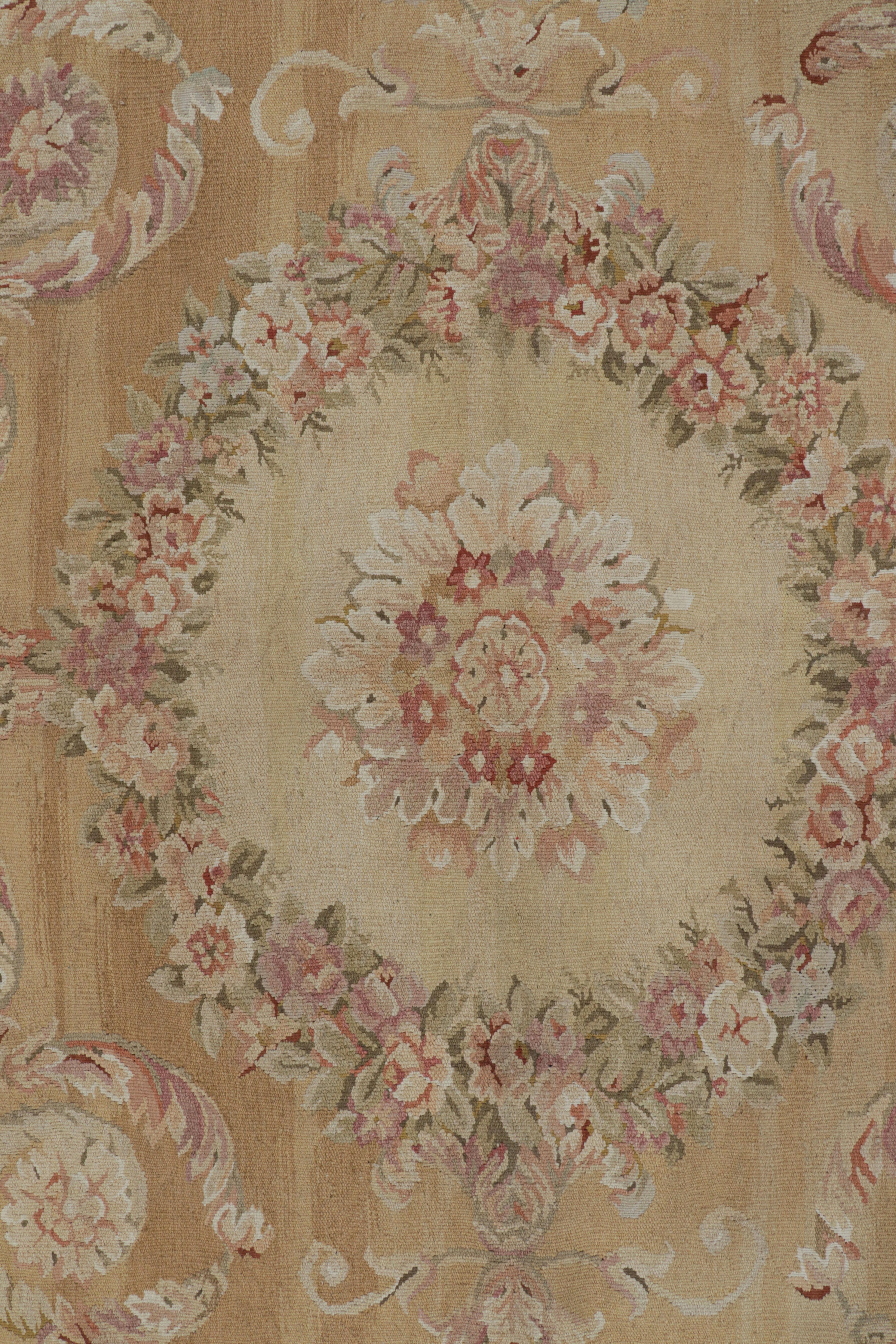 Alfombra estilo Aubusson de Rug & Kilim en dorado claro y crema con medallón floral Chino en venta