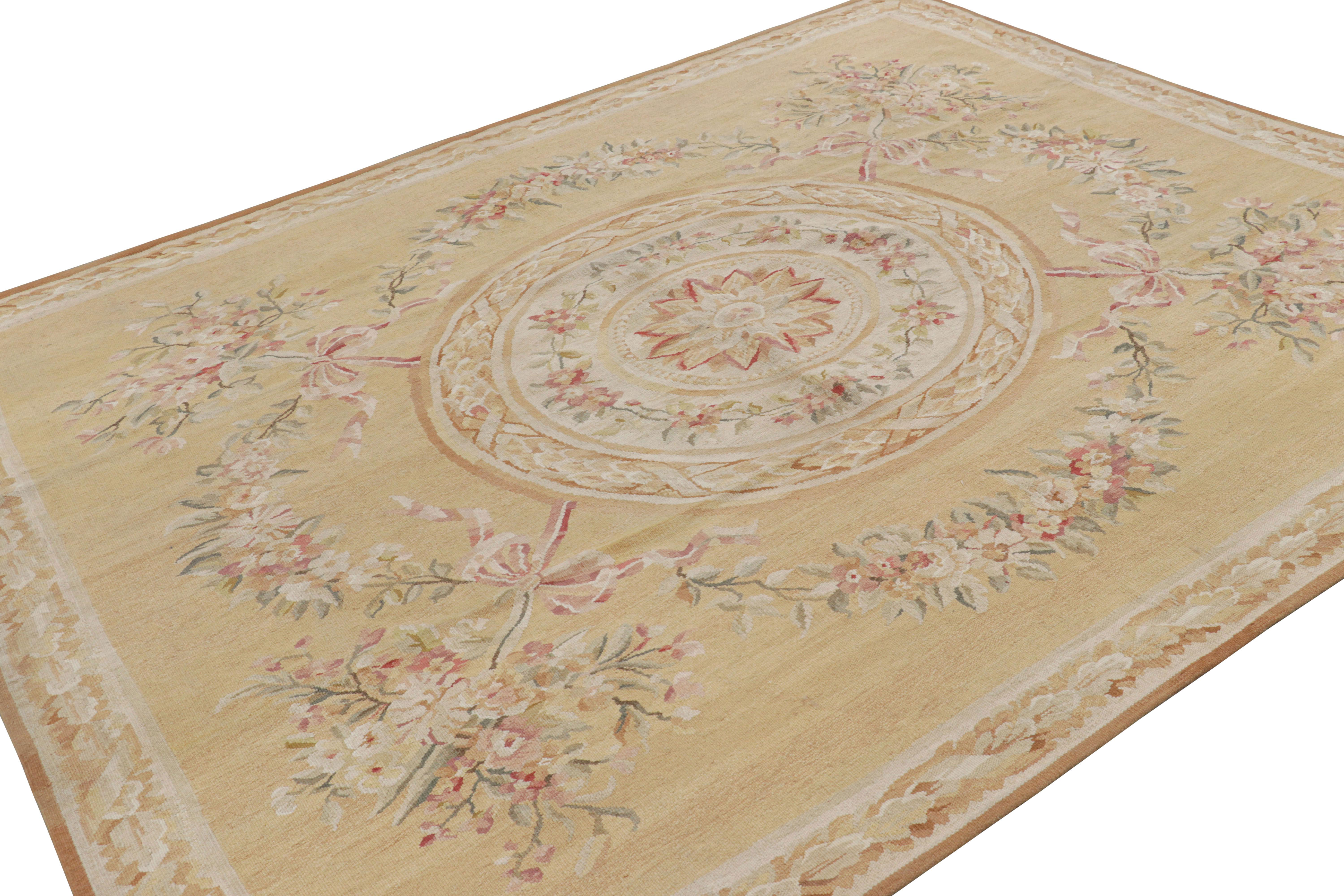 Tissé à la main Tapis de style Aubusson de Rug & Kilim en or Light et crème avec médaillon floral en vente