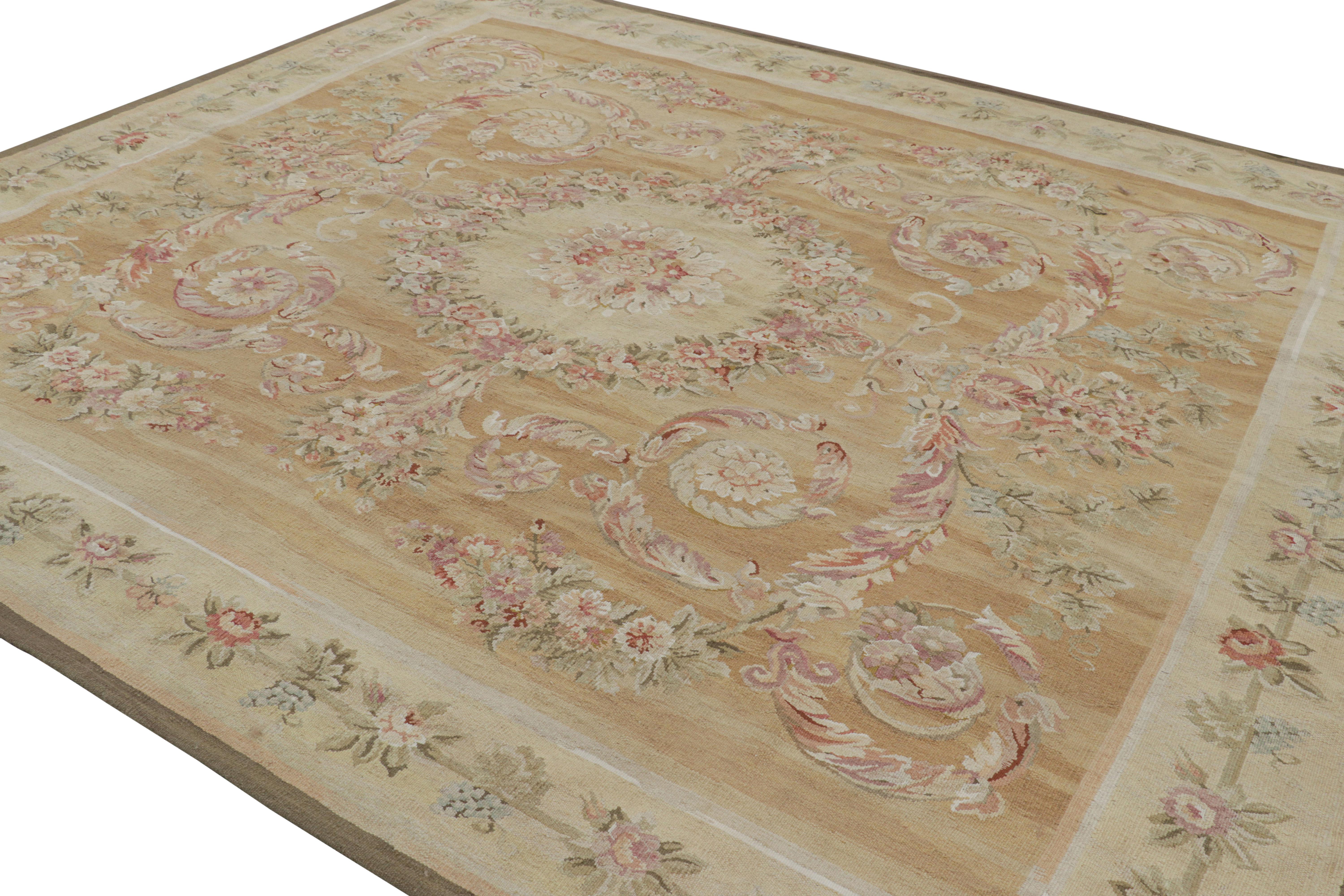 Alfombra estilo Aubusson de Rug & Kilim en dorado claro y crema con medallón floral Tejido a mano en venta