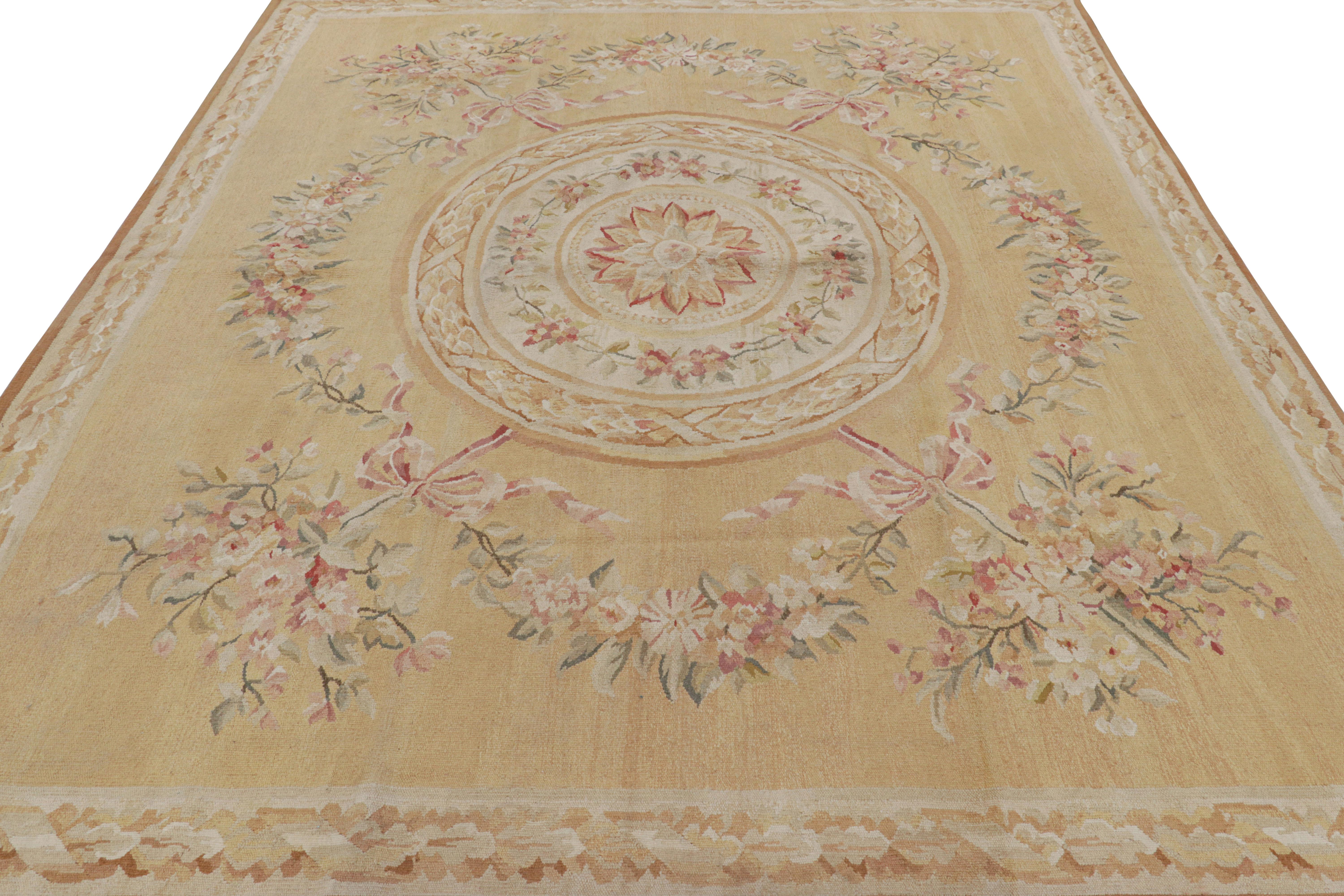 Tapis de style Aubusson de Rug & Kilim en or Light et crème avec médaillon floral Neuf - En vente à Long Island City, NY